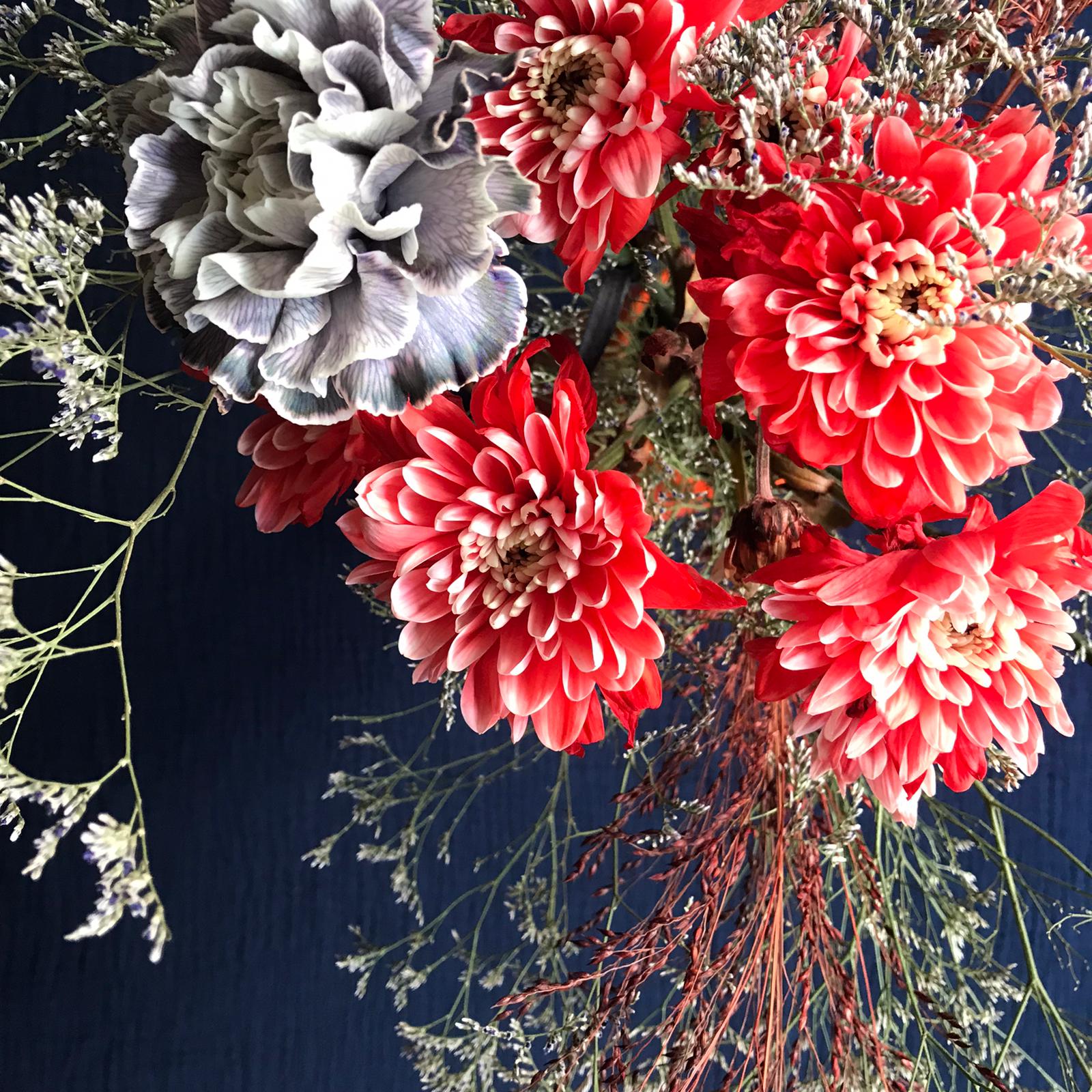 Table mystique avec nappe bleue et fleurs orangée, parfaite pour Noël