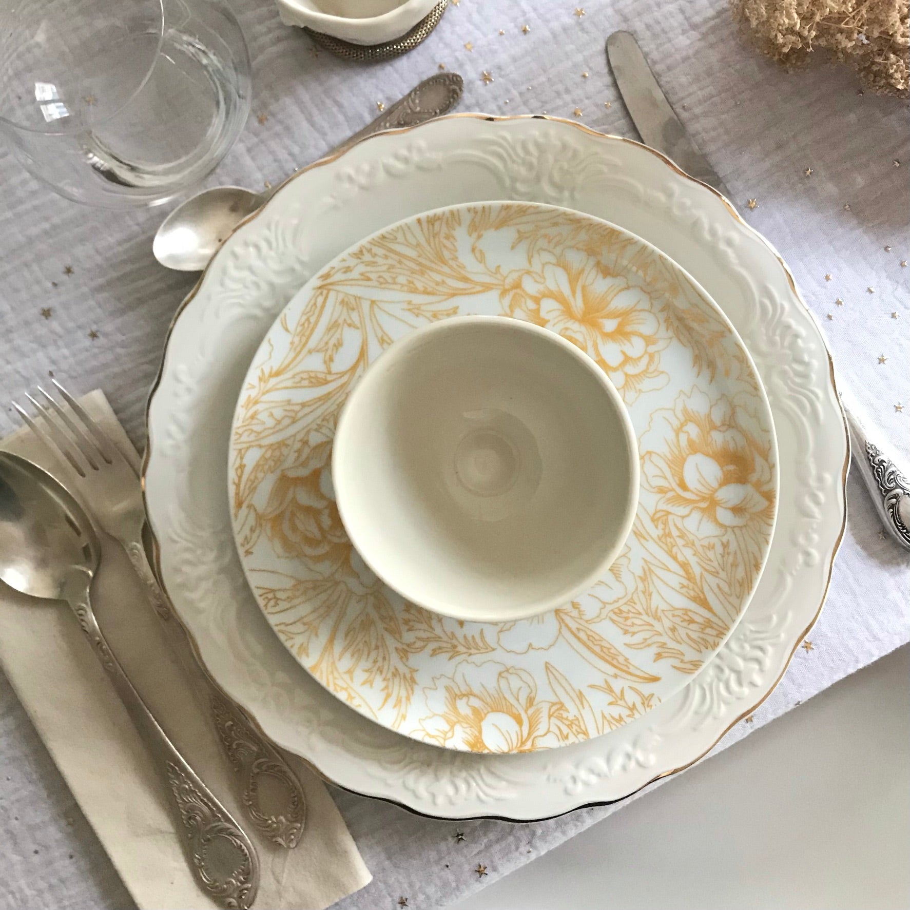 Noël 2021 : optez pour une décoration et une table dorée et blanche