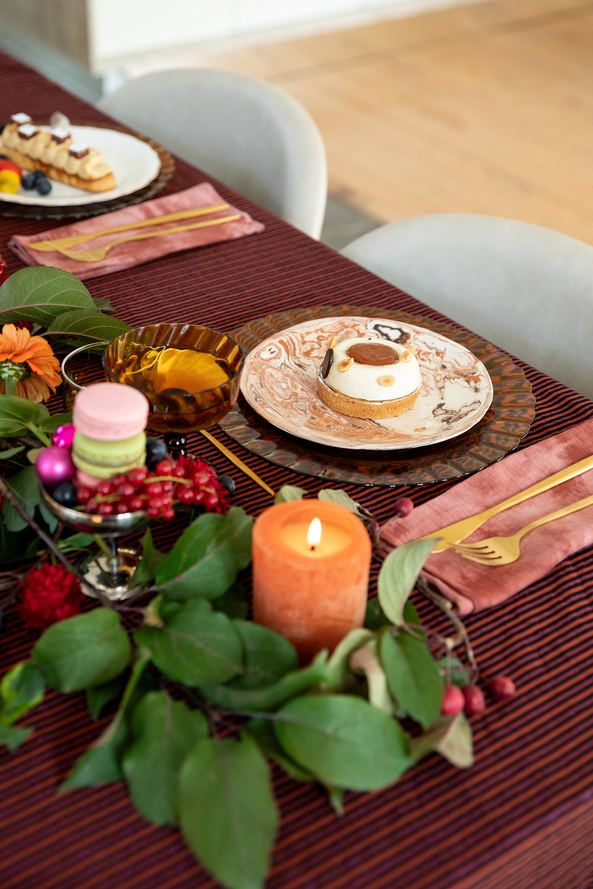 Une table d'automne chaleureuse et élégante