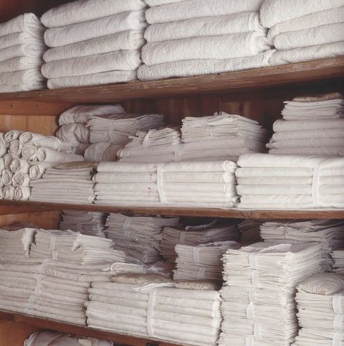 Comment bien ranger son linge de table pour un intérieur organisé et élégant ?