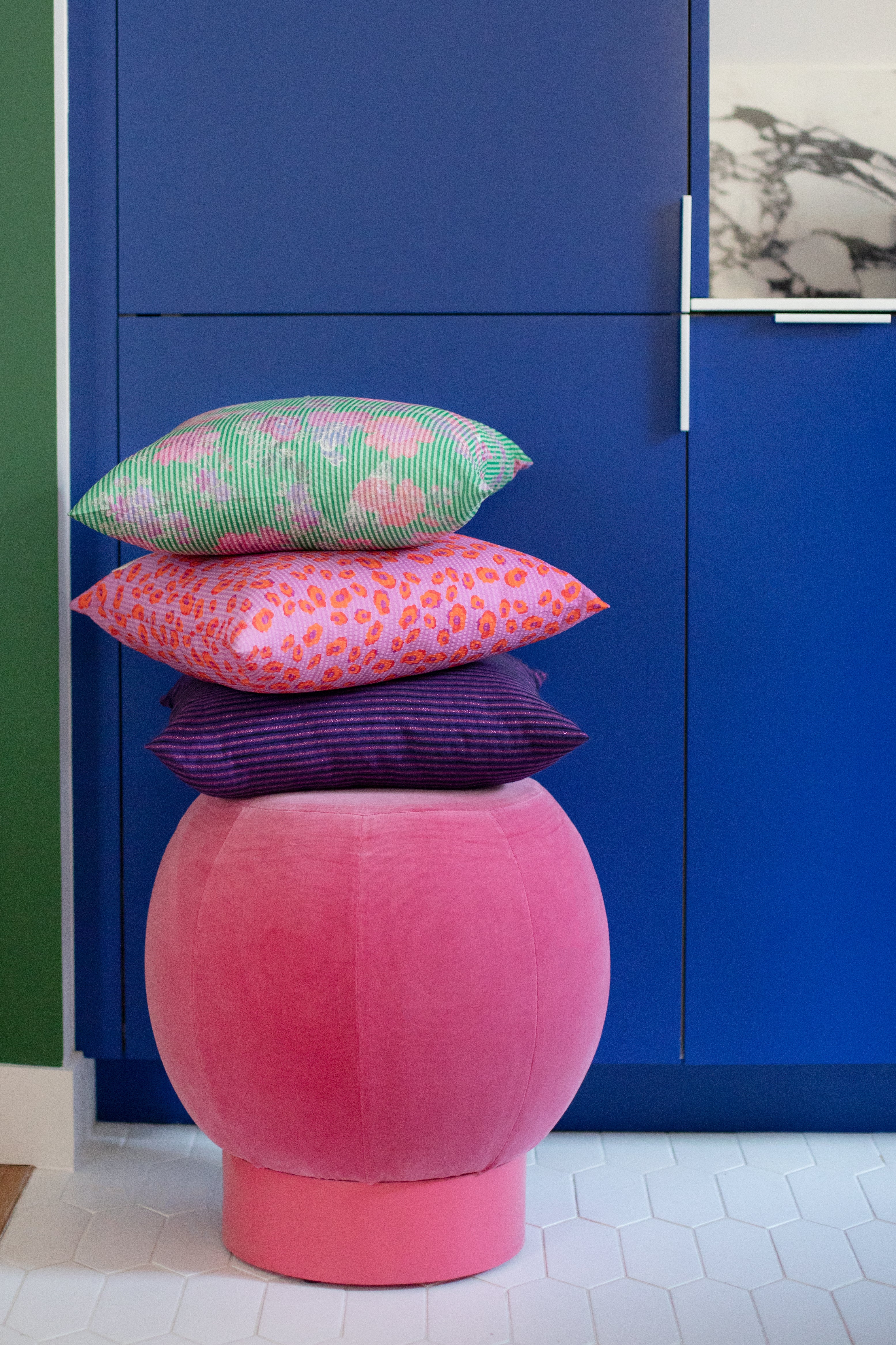 Coussin violet et lignes irisées rose - GASTON