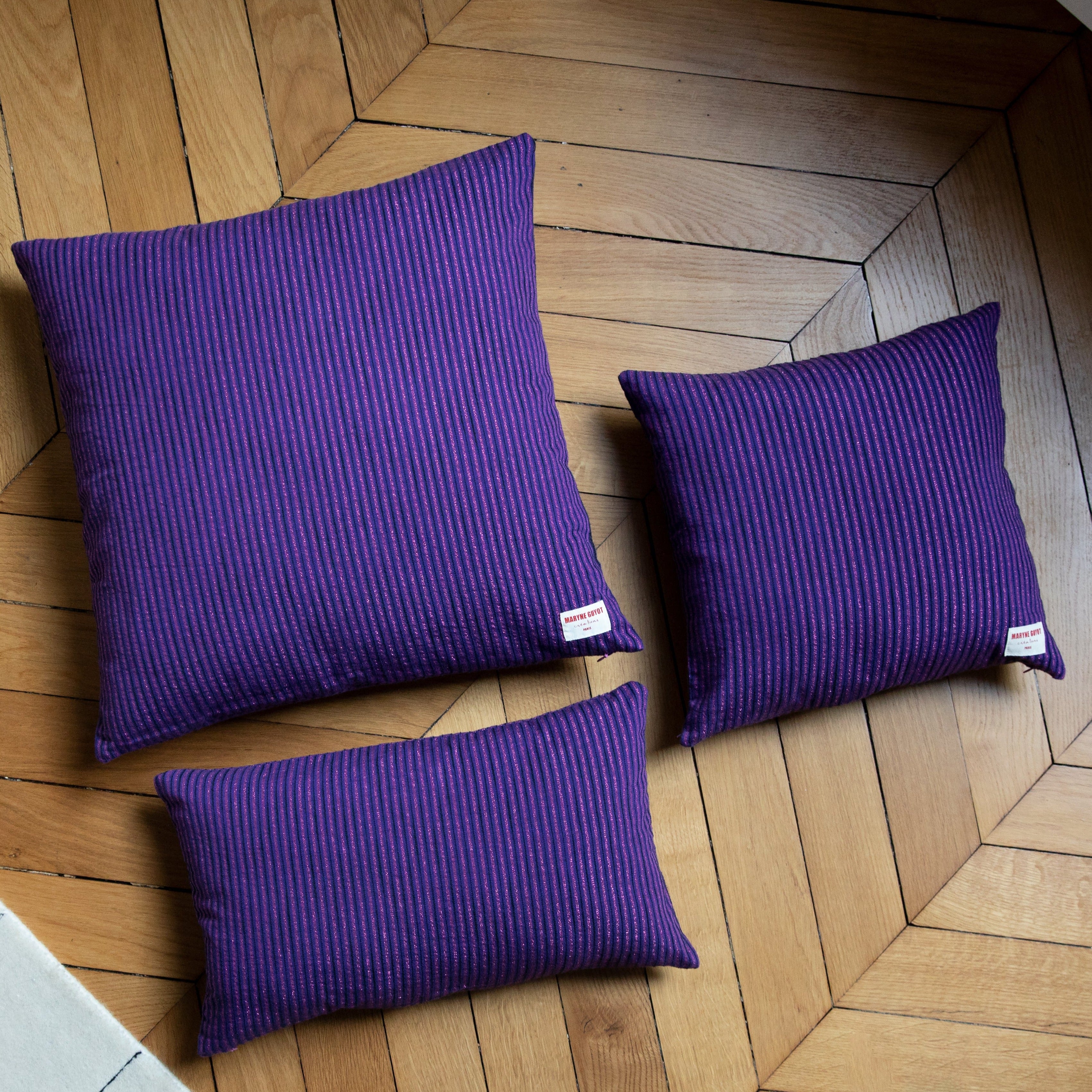 Coussin violet et lignes irisées rose - GASTON