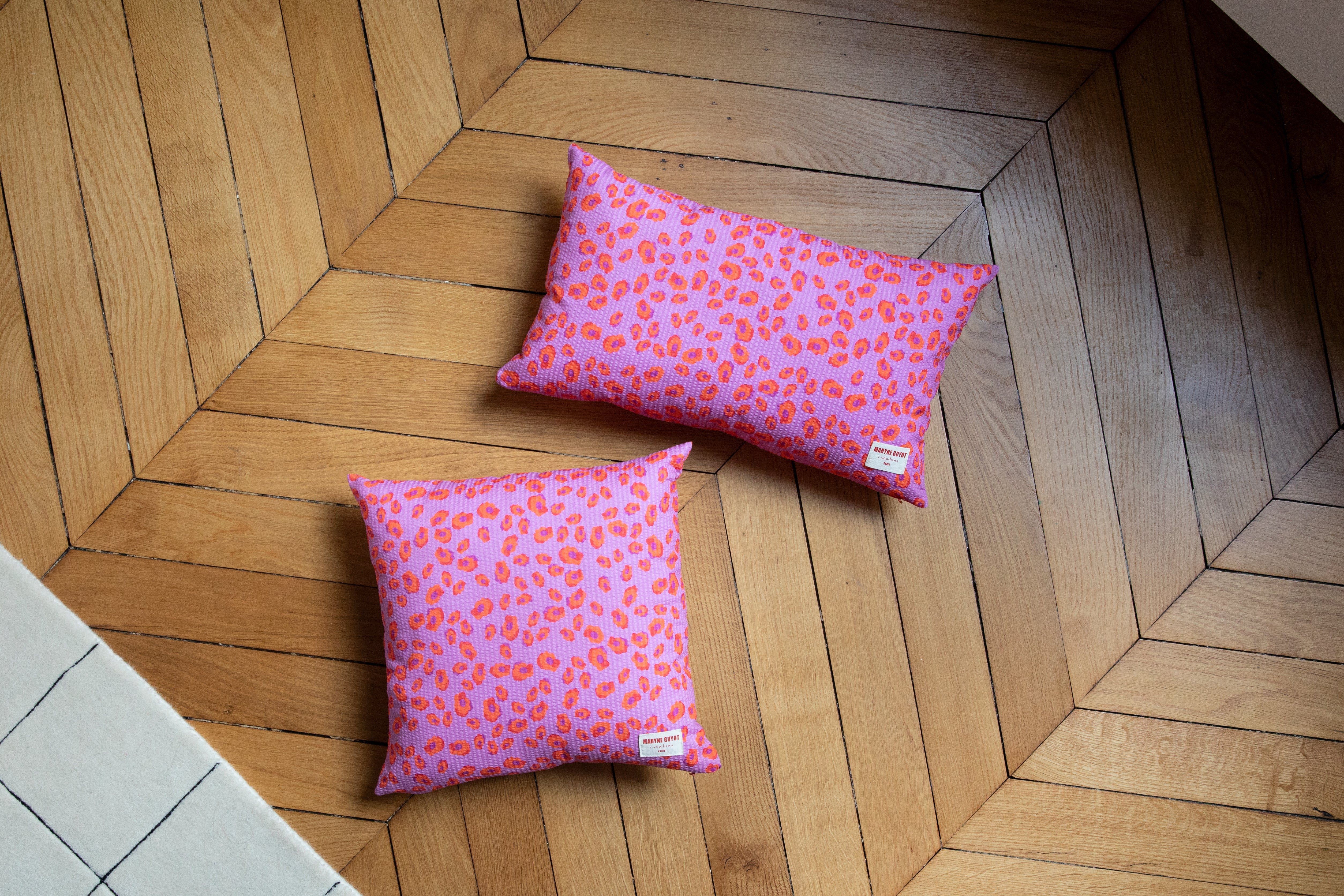 Coussin motif iconique léopard rose, violet et orange - Colette