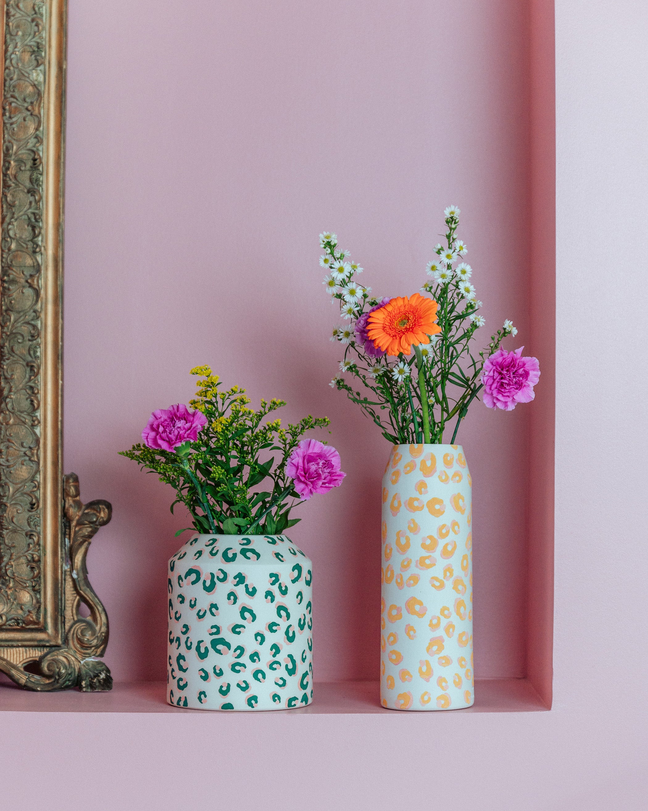 Vase haut motif léopard jaune et rose - ALMA