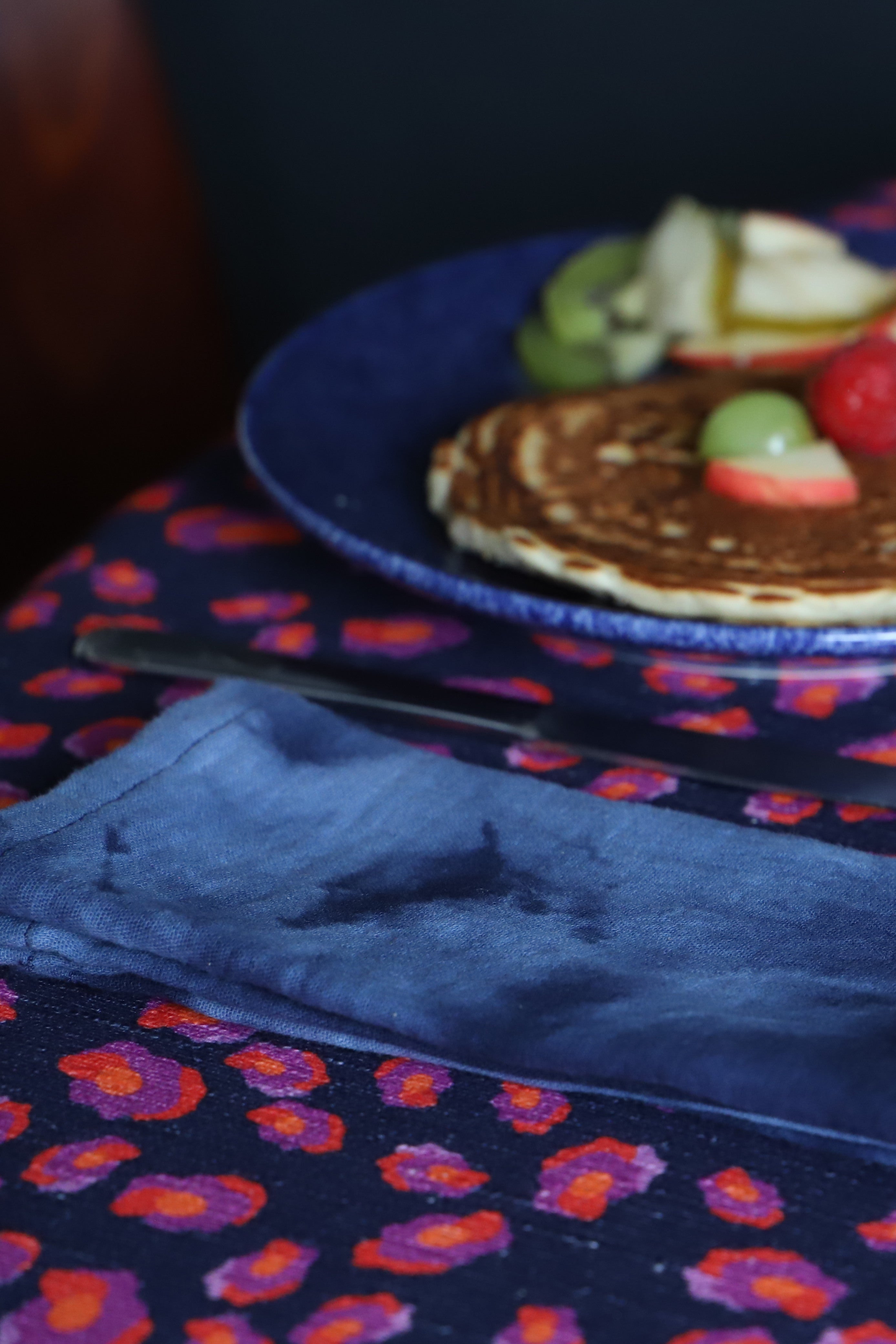 Nappe léopard effet "Blue Jean" et couleurs rose, rouge et violet