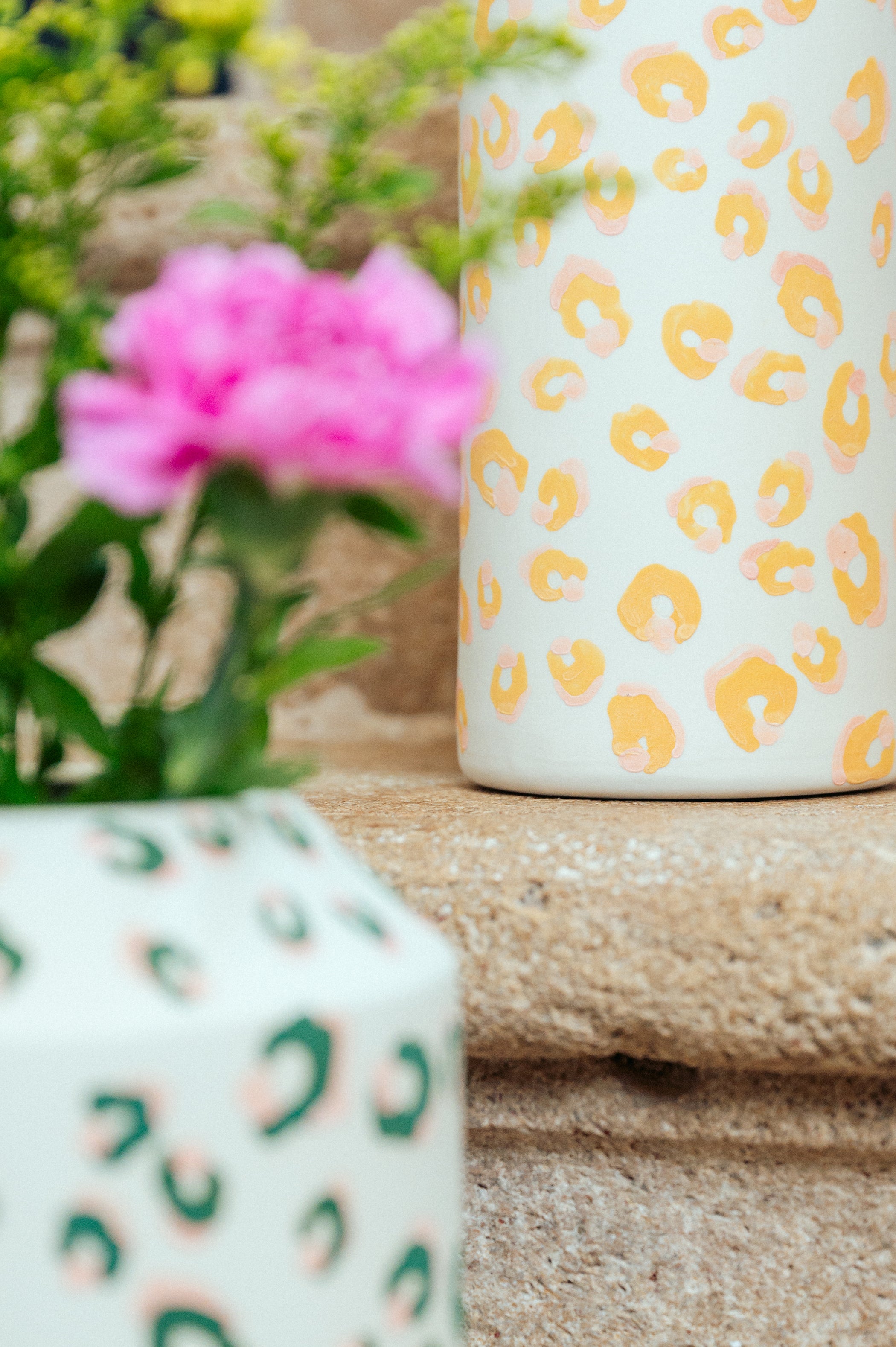 Vase haut motif léopard jaune et rose - ALMA