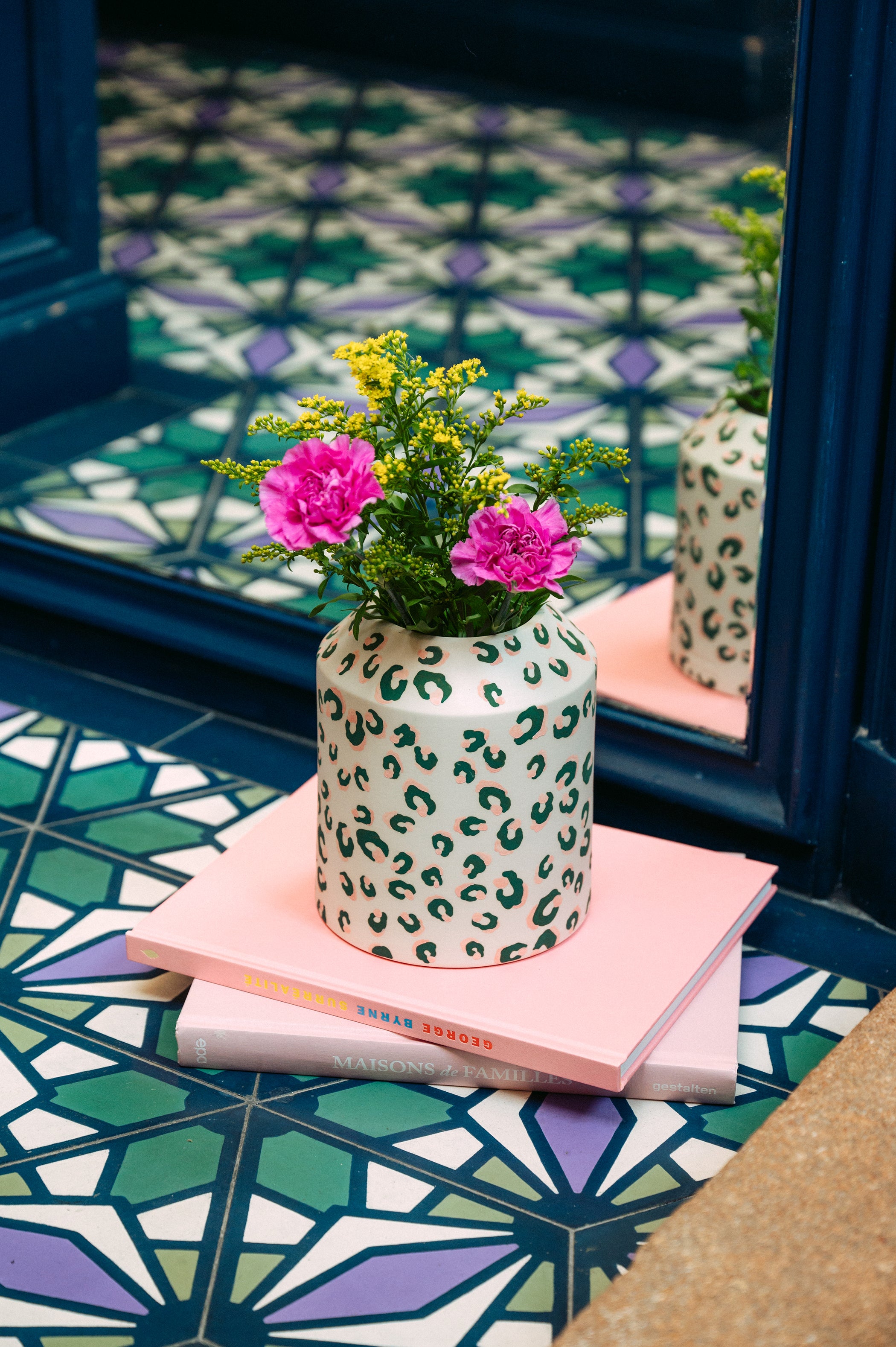 Vase bas motif léopard vert et rose - ALMA