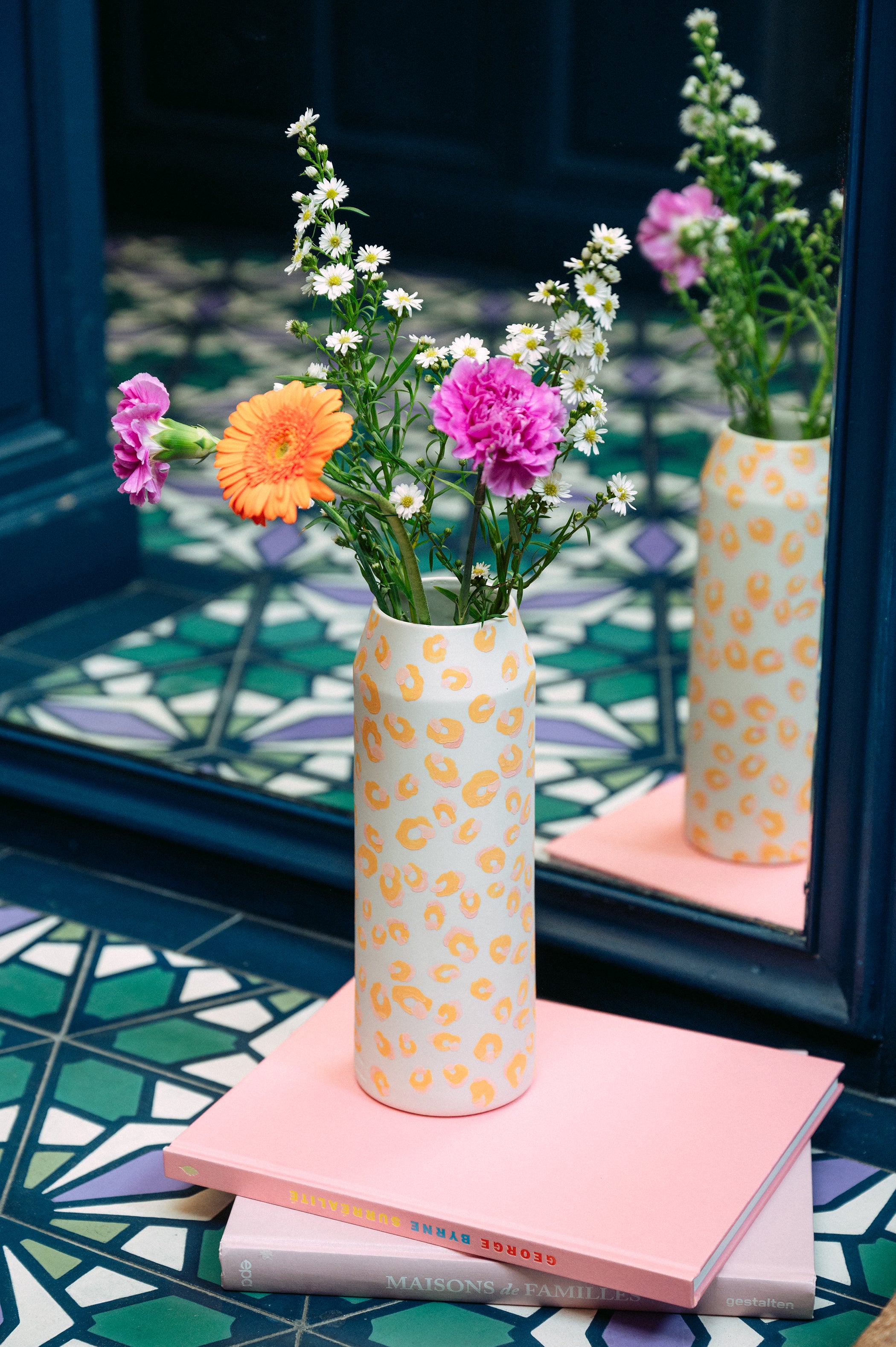 Vase haut motif léopard jaune et rose - ALMA
