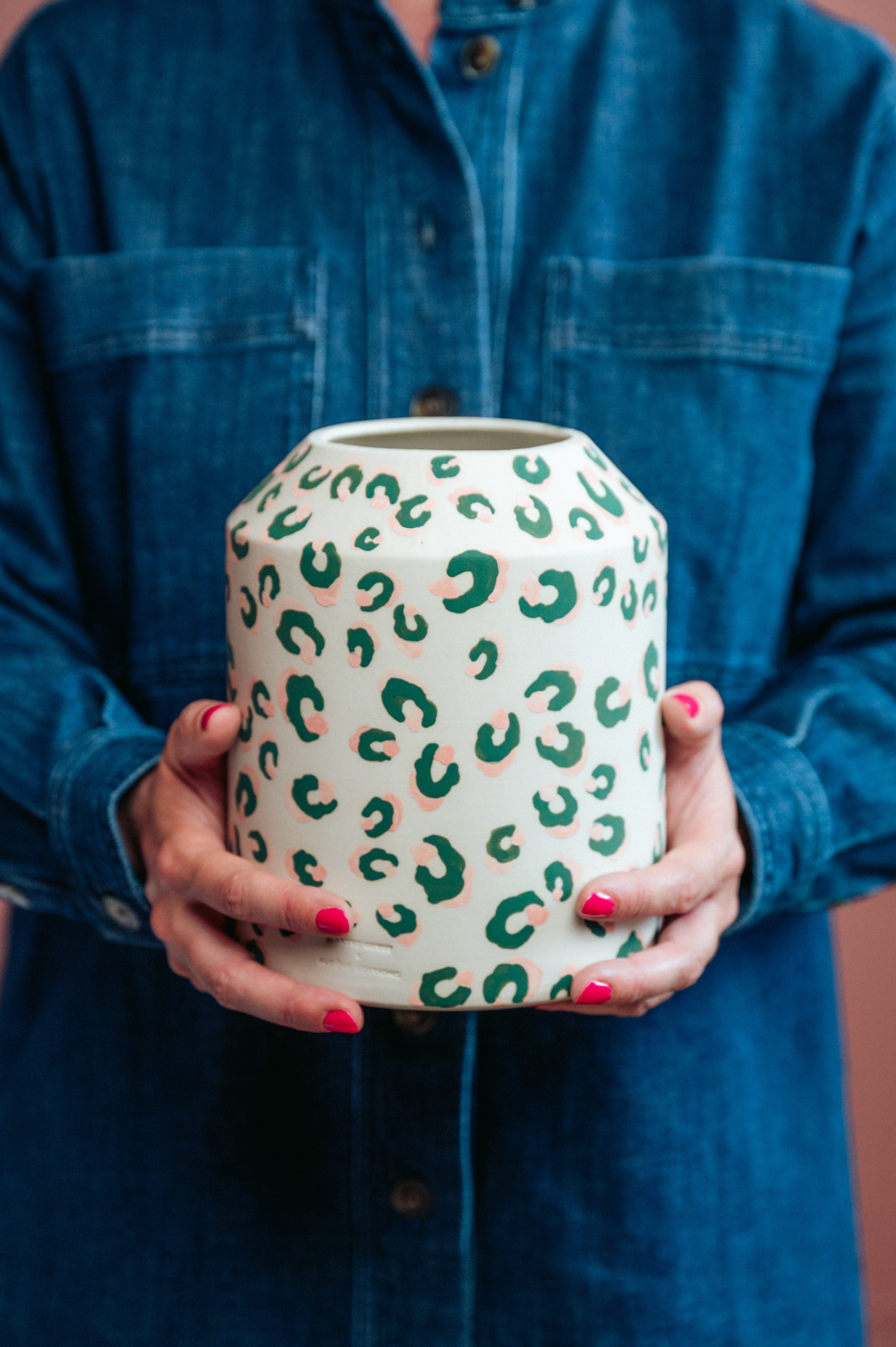 Vase bas motif léopard vert et rose - ALMA