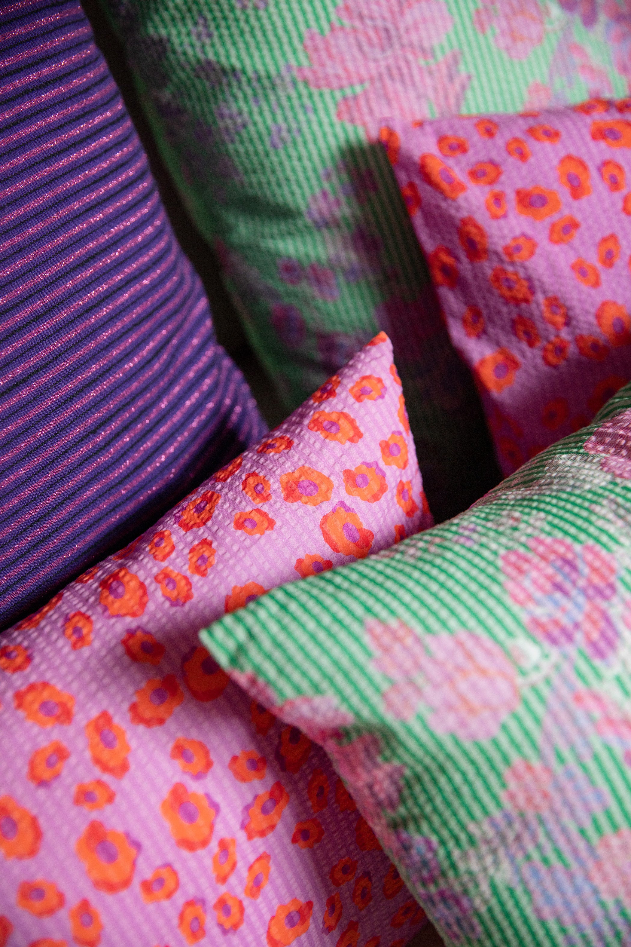 Coussin violet et lignes irisées rose - GASTON