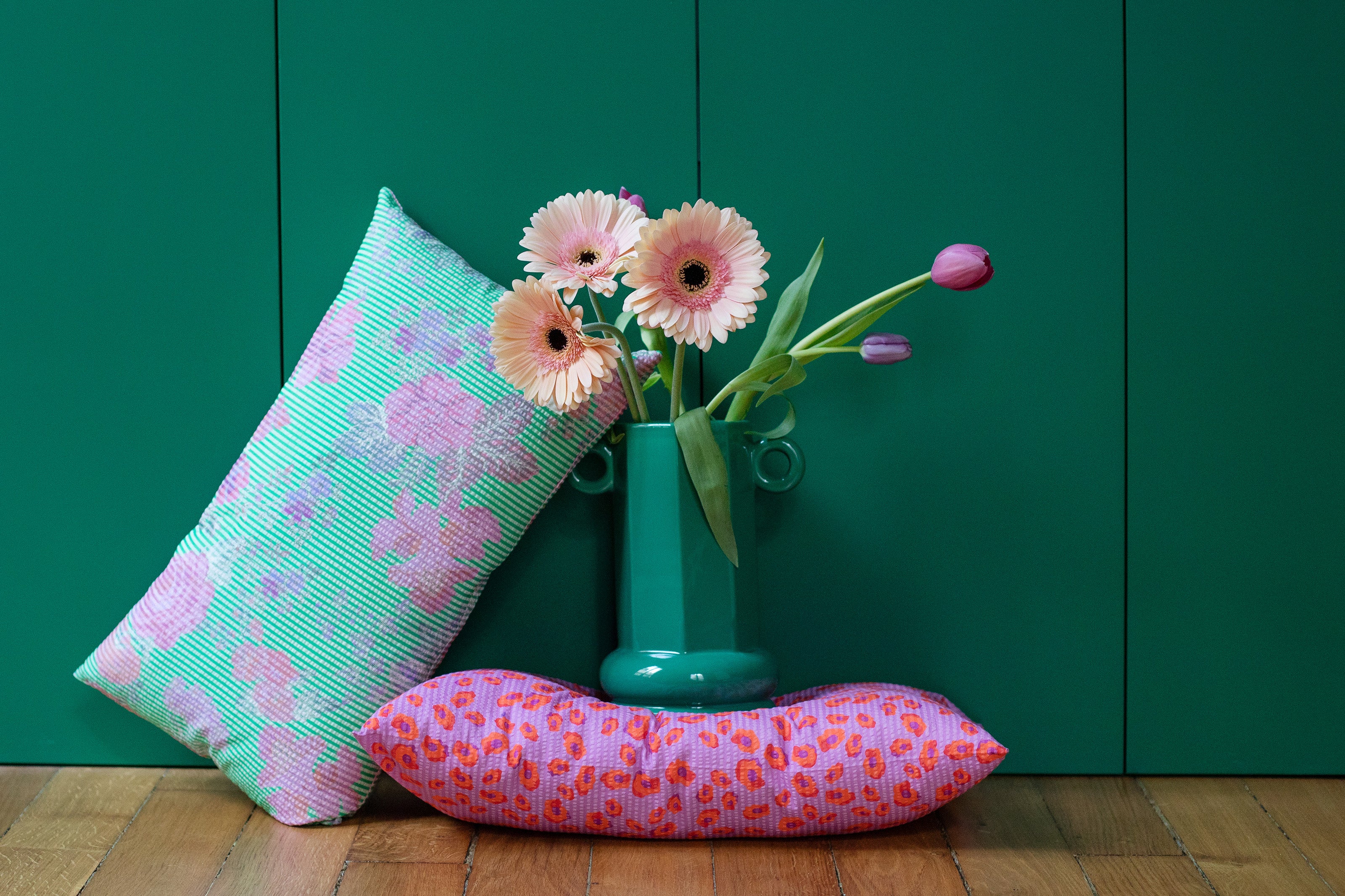Coussin motifs fleurs moldaves vert et rose - GISÈLE