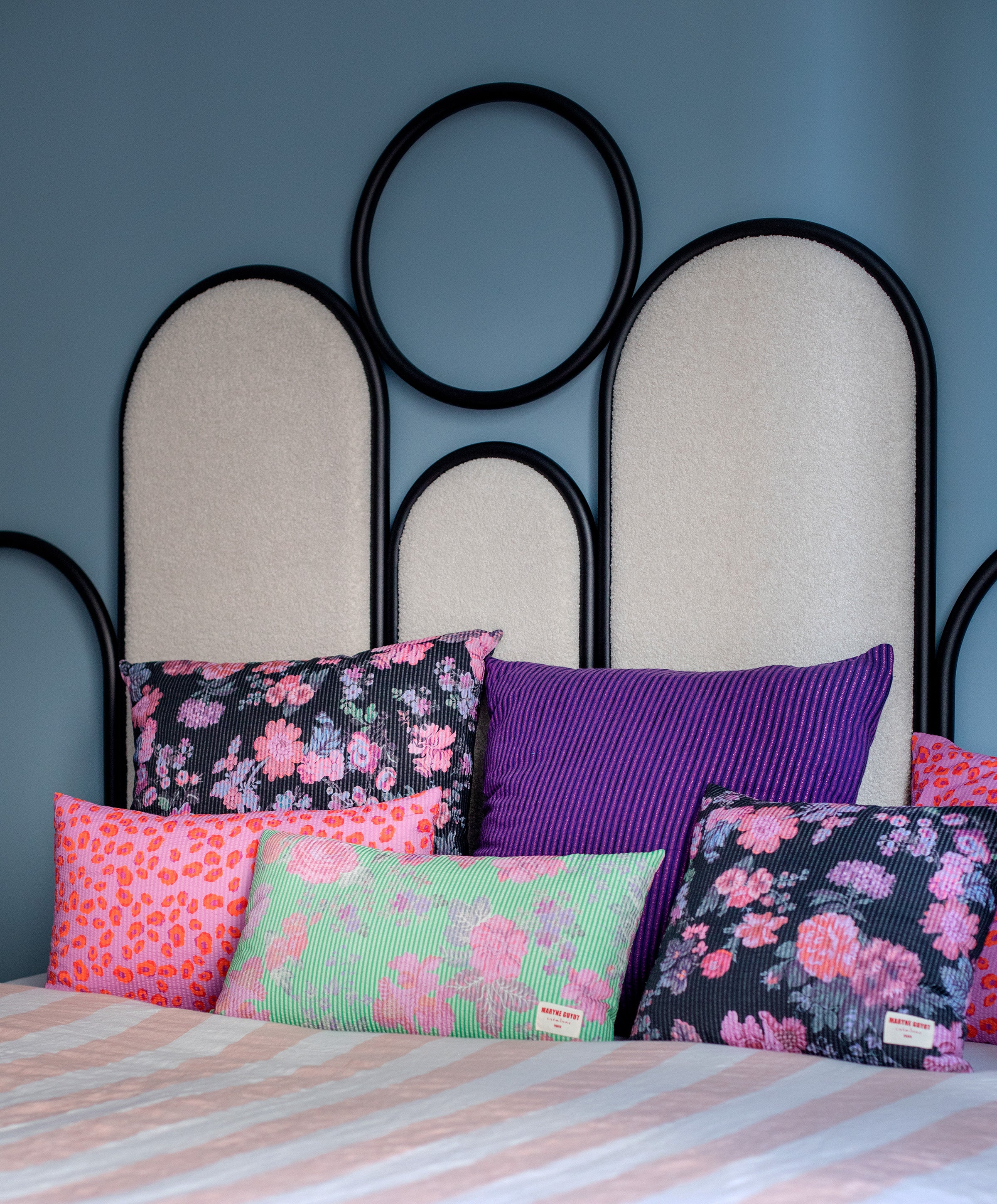 Coussin violet et lignes irisées rose - GASTON