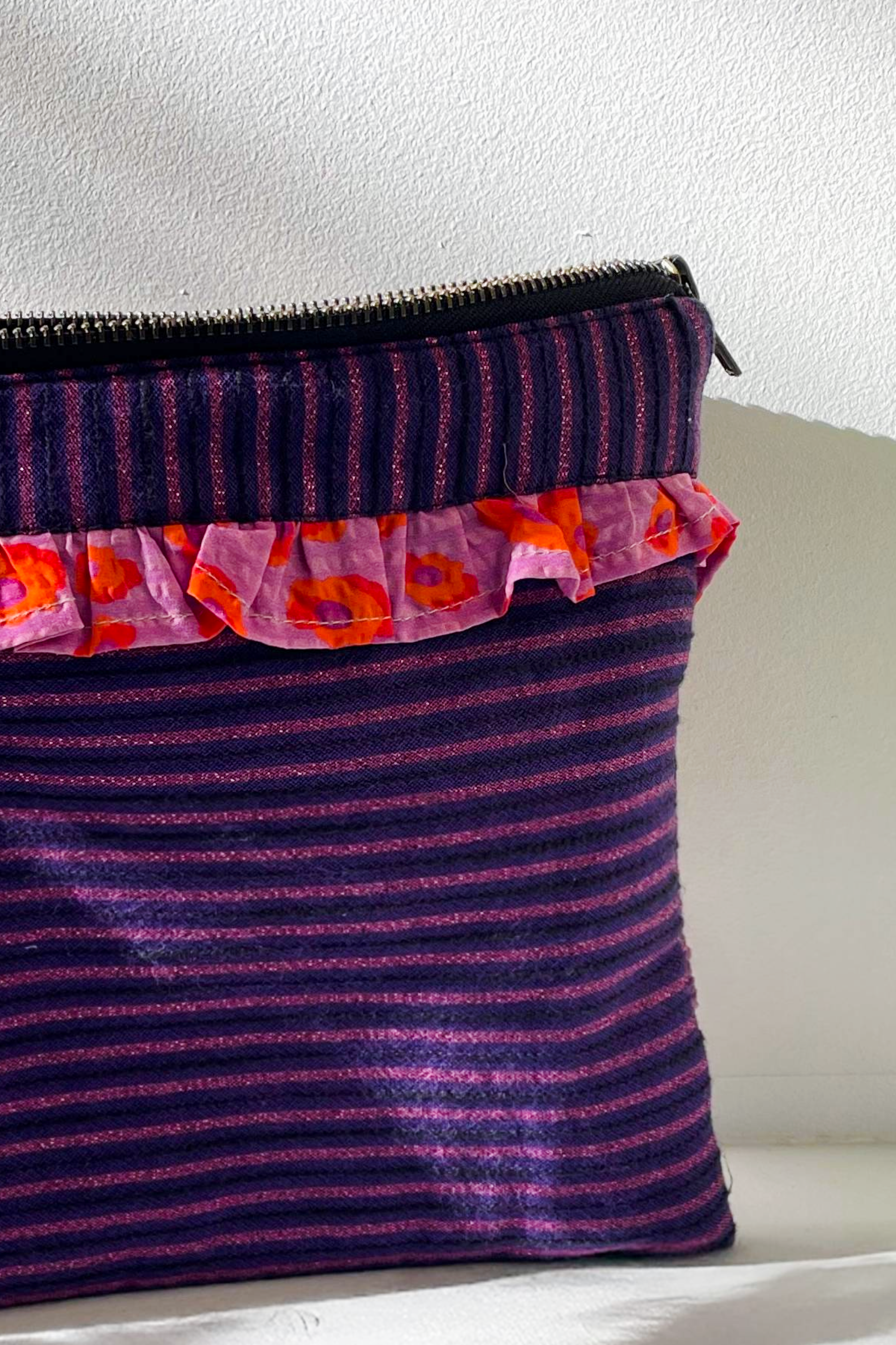 Trousse plate violette et froufou léopard rose