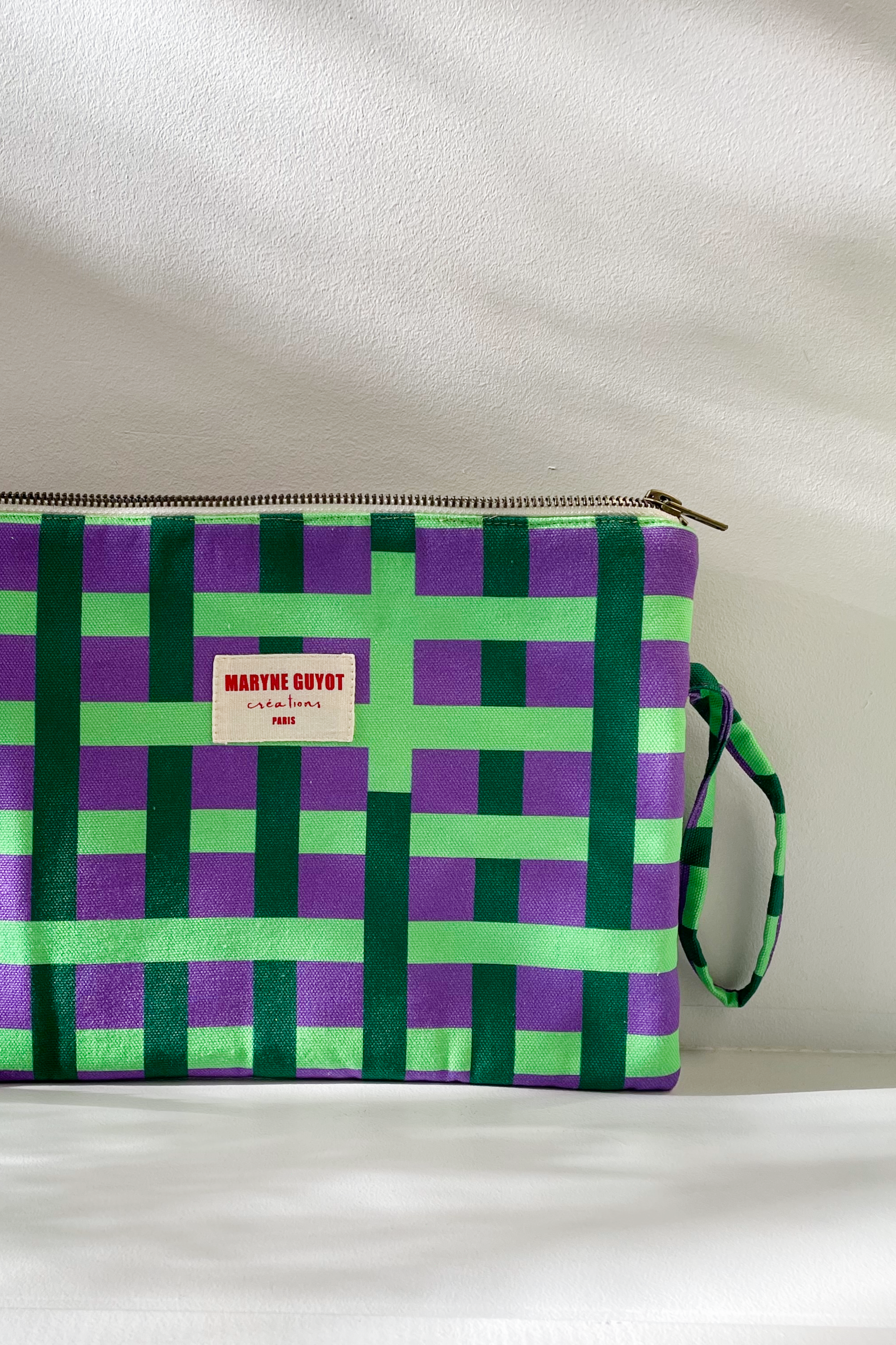 Trousse plate motif carreaux néon