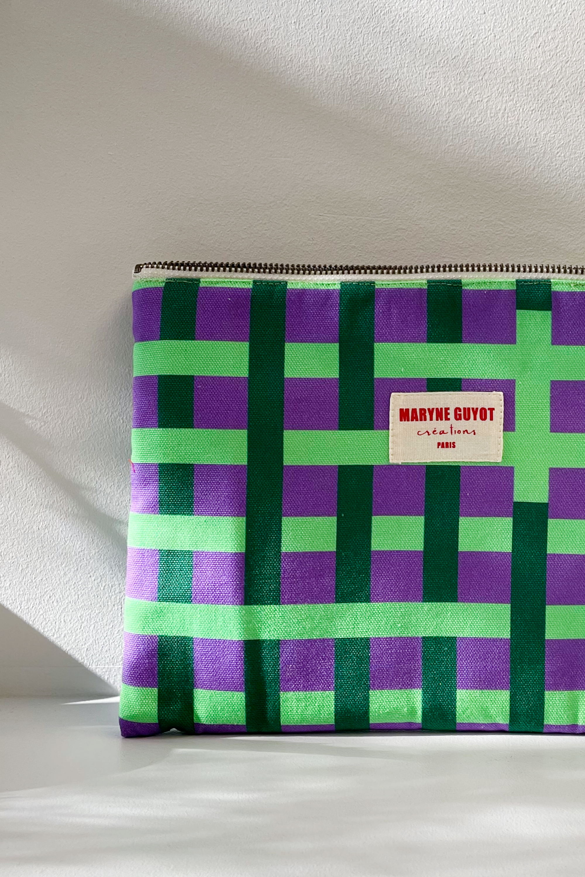 Trousse plate motif carreaux néon