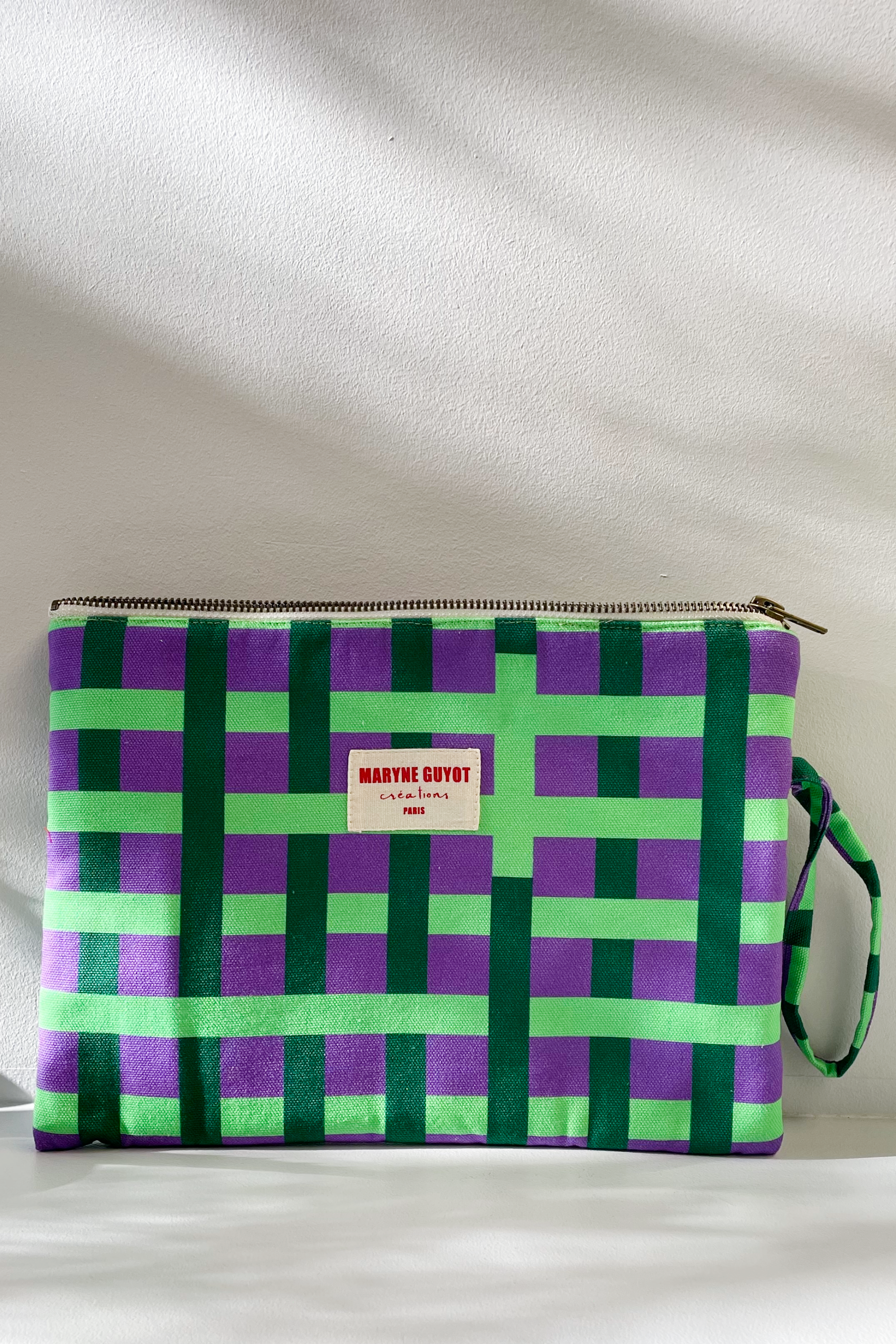 Trousse plate motif carreaux néon