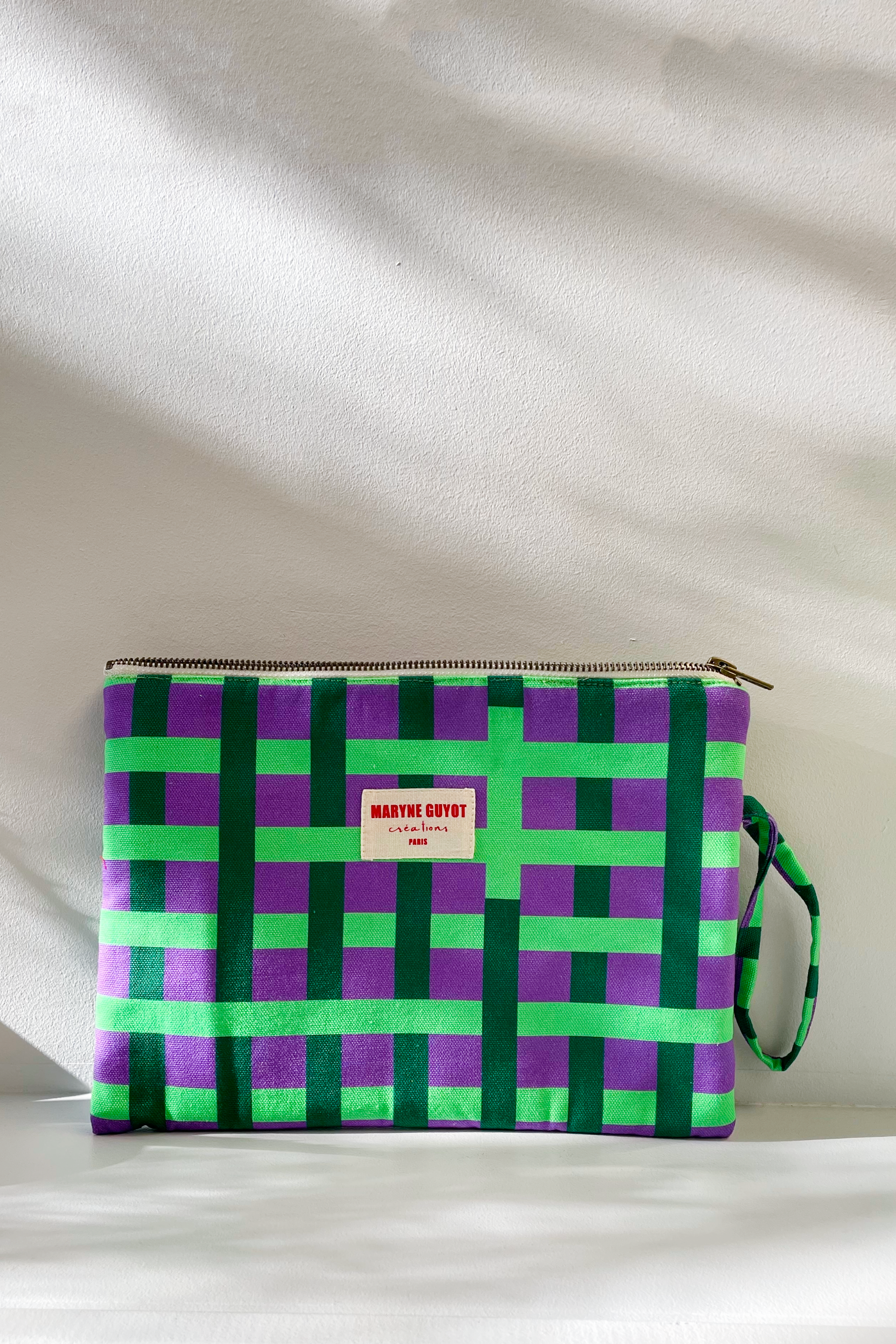 Trousse plate motif carreaux néon