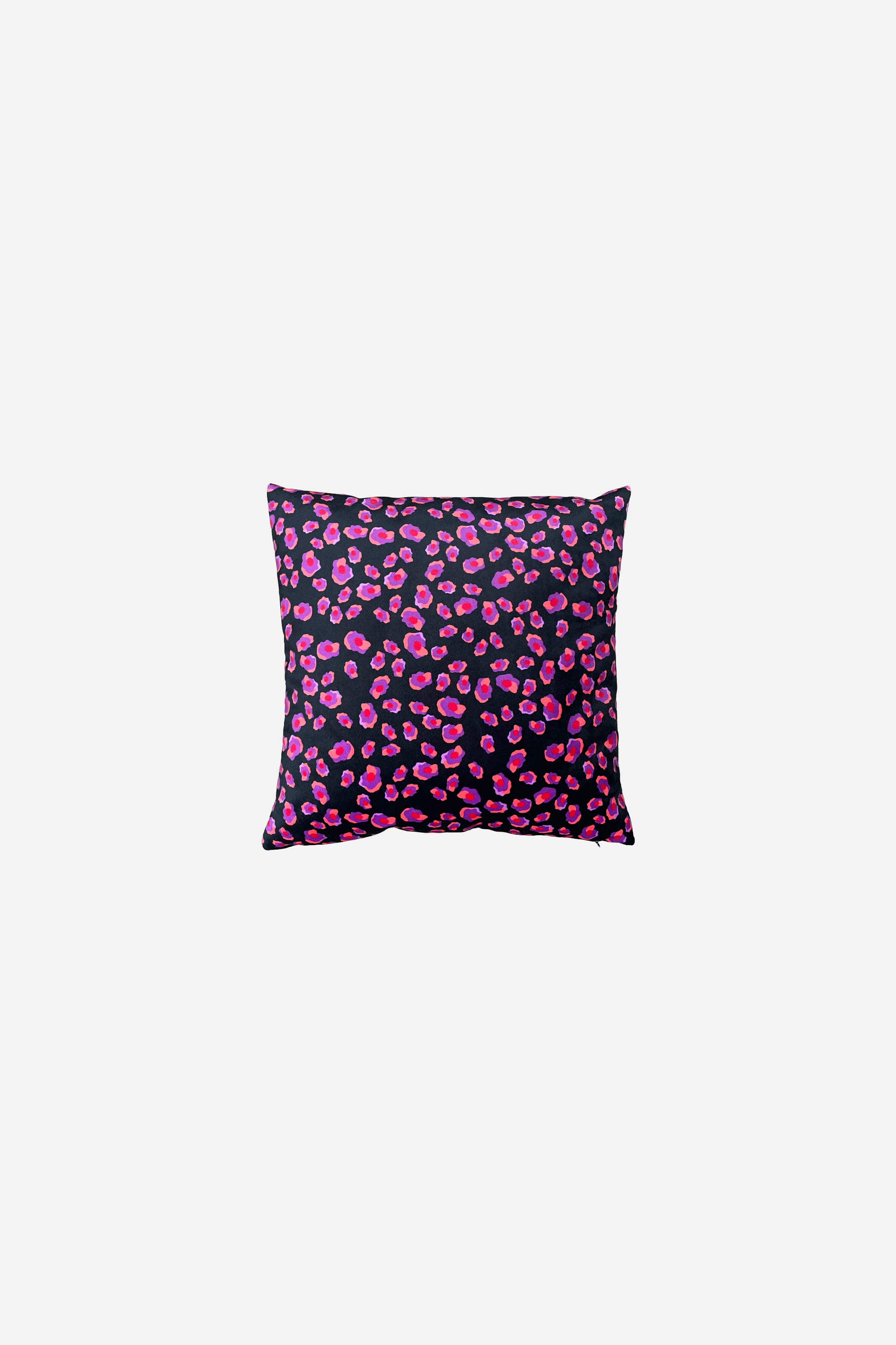 Victor - Coussin motif iconique léopard noir, violet et orange en suédine de velours