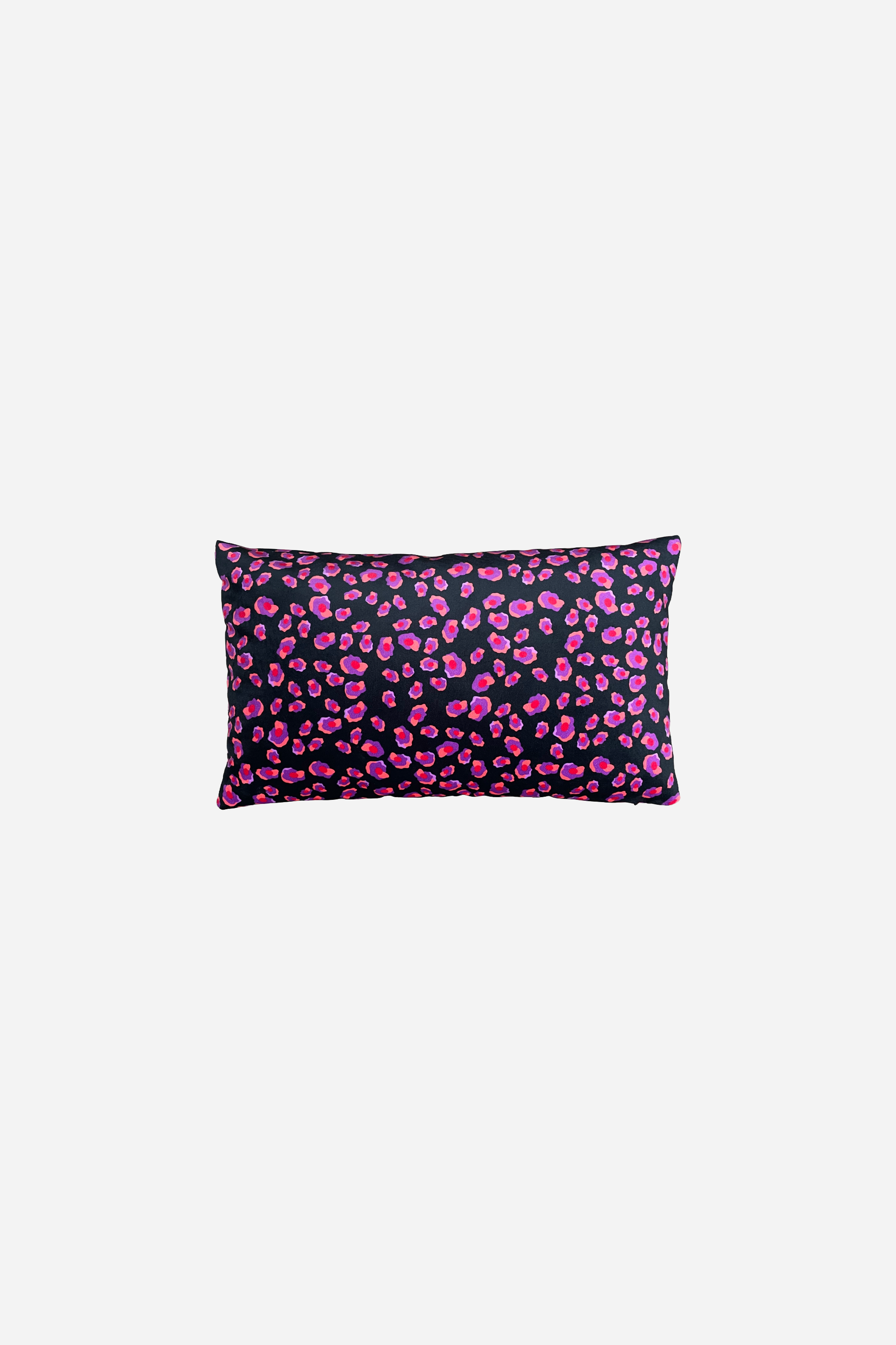 Victor - Coussin motif iconique léopard noir, violet et orange en suédine de velours