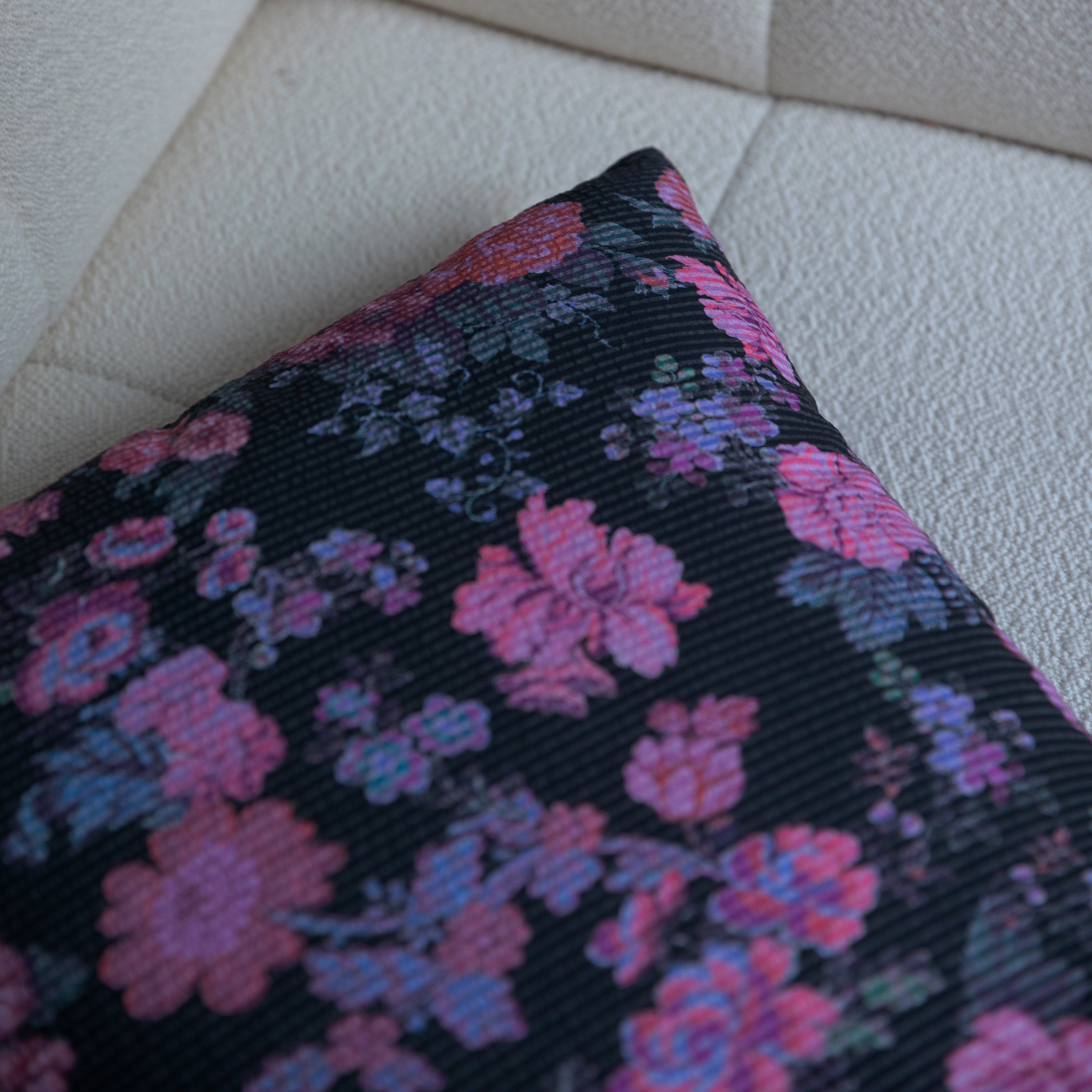 Coussin noir aux fleurs rose - ALMA