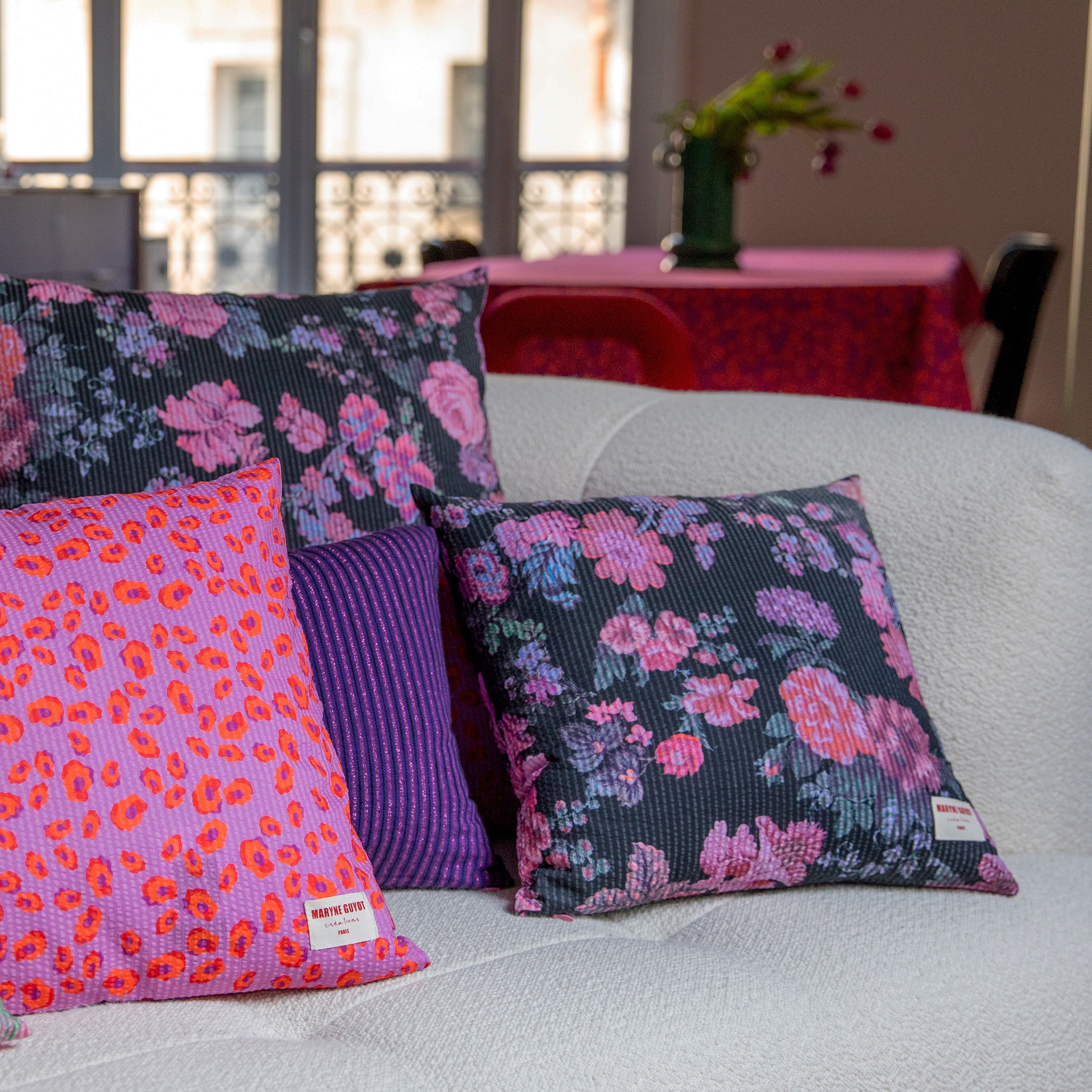 Coussin motif iconique léopard rose, violet et orange - Colette