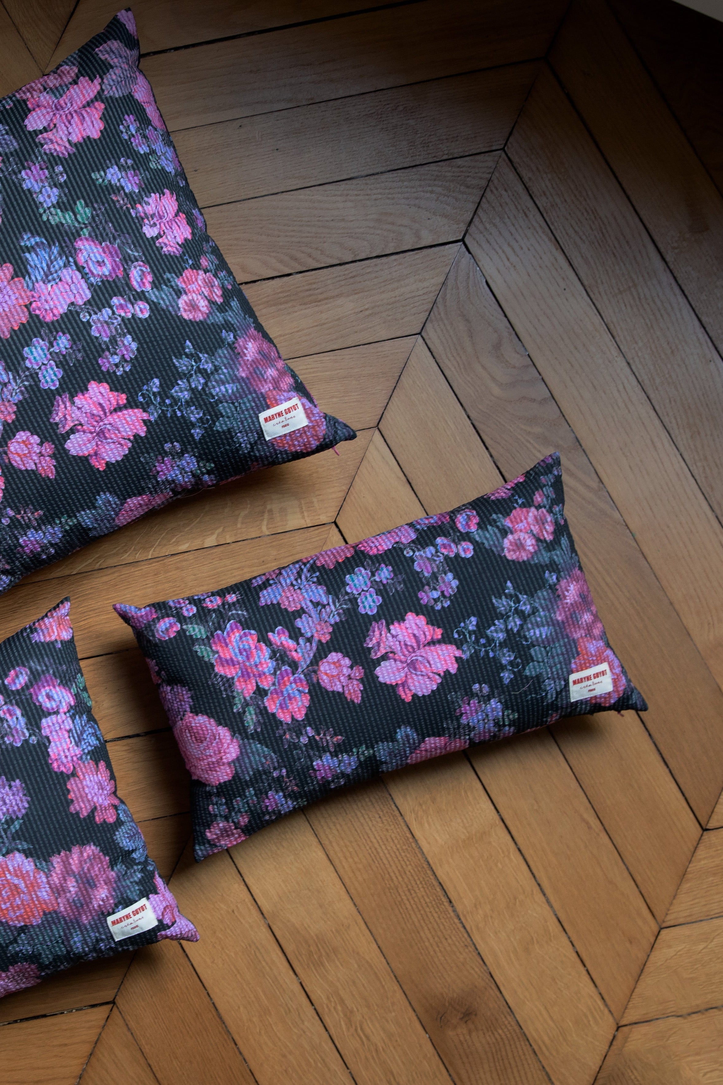 Coussin noir aux fleurs rose - ALMA