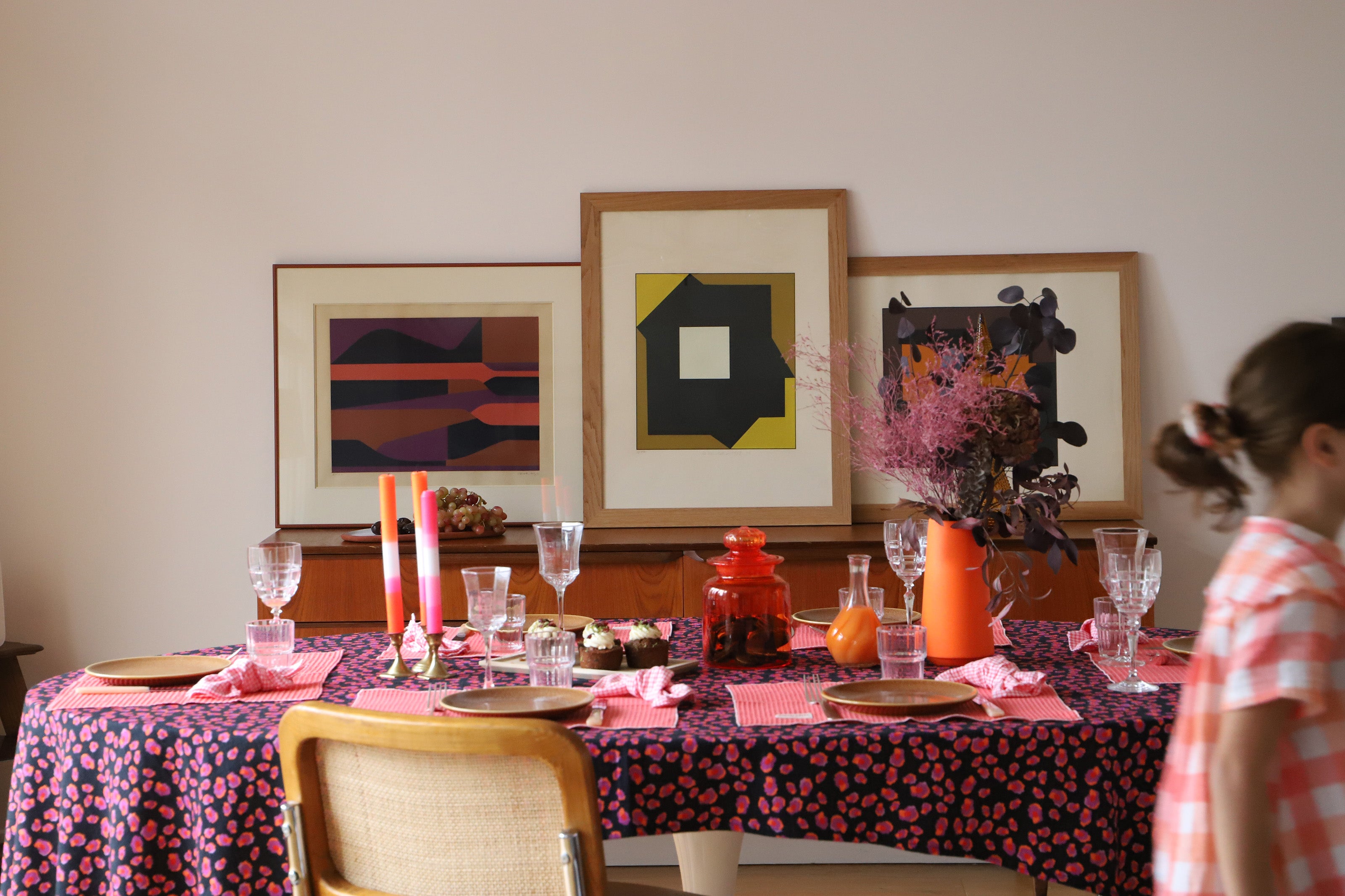 Ambiance de table avec une nappe léopard noire et rose par Maryne Guyot créations