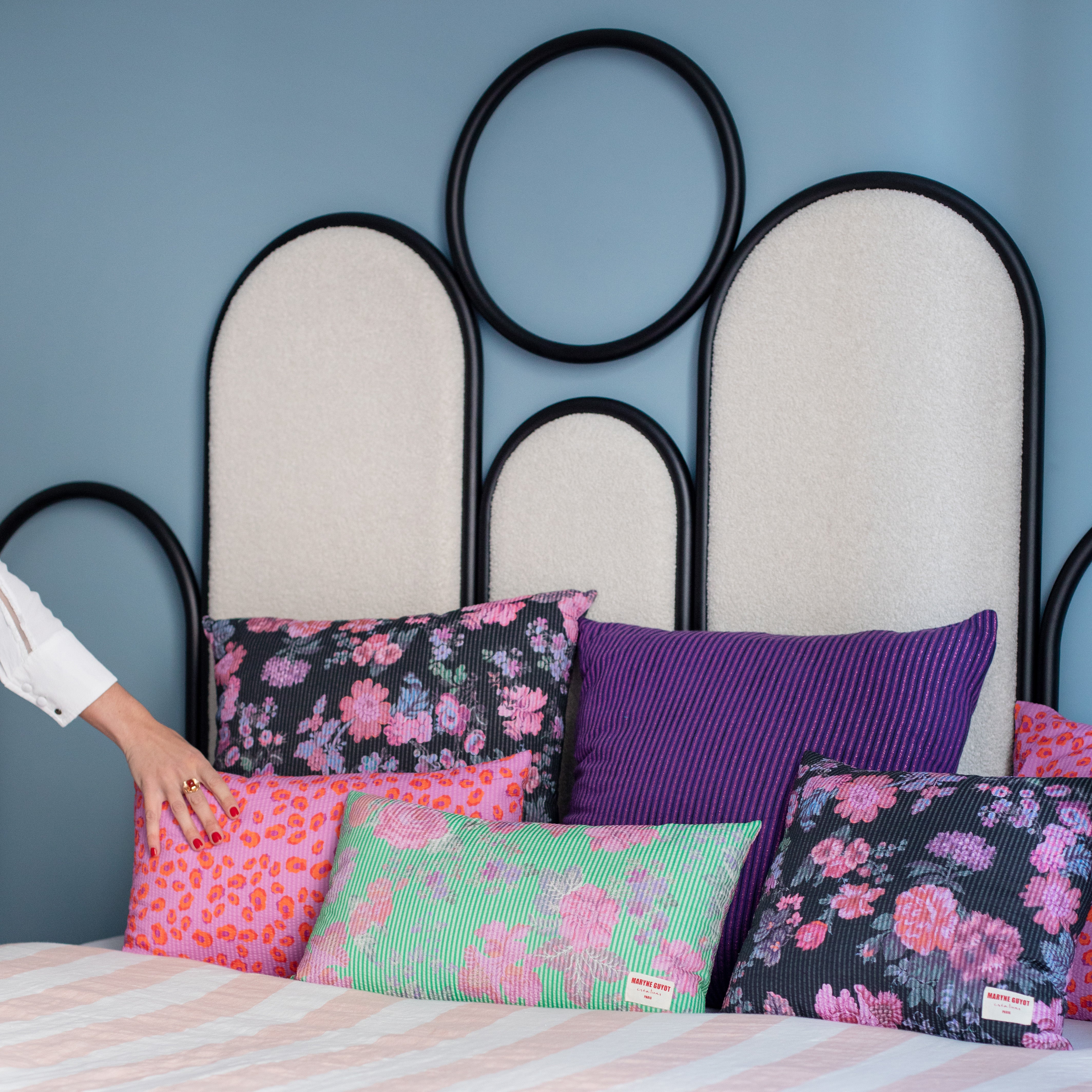 Coussin noir aux fleurs rose - ALMA