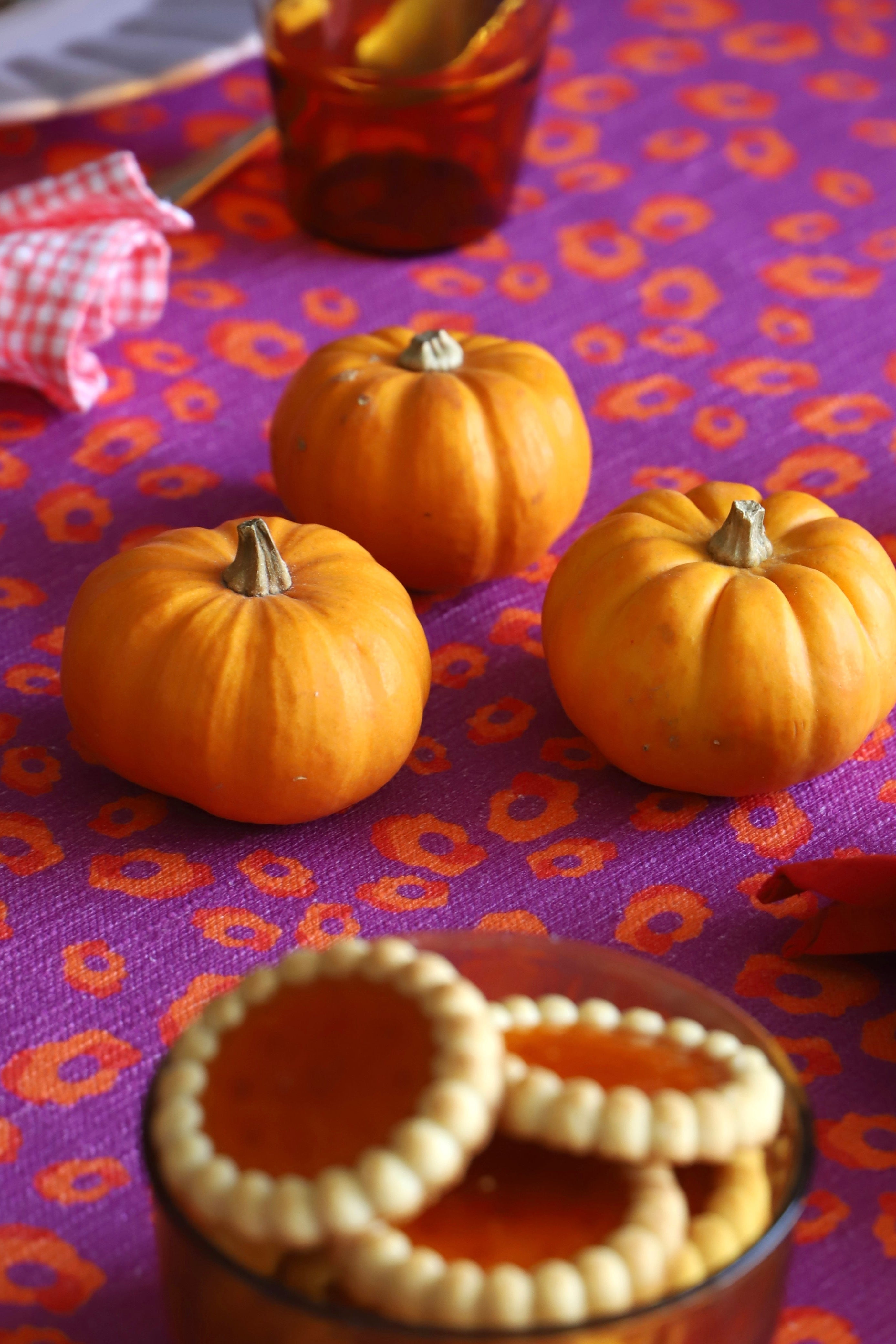 Nappe violette motif orangé - cannelle corsée