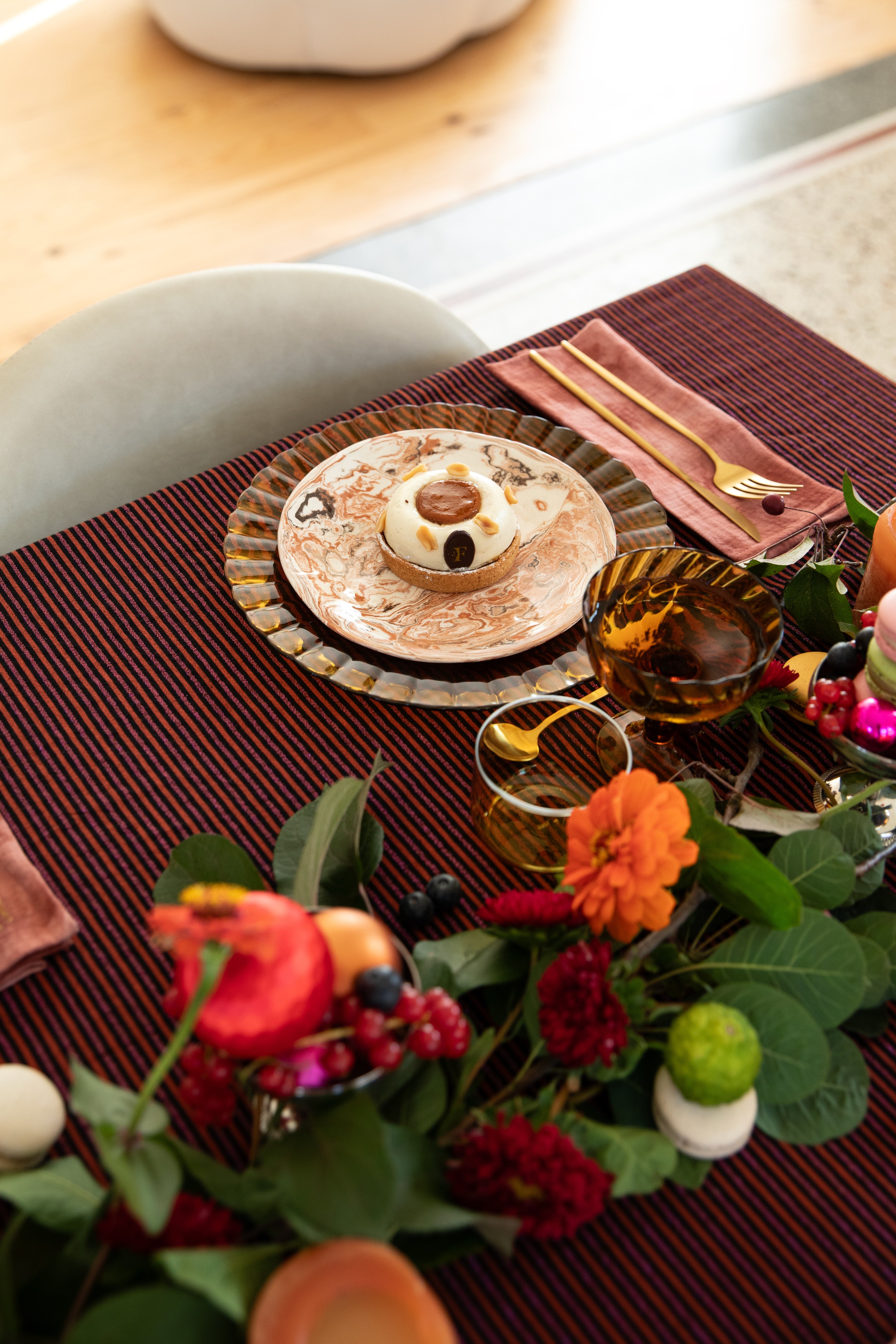 Nappe à rayures tissées rouille et rose brillant