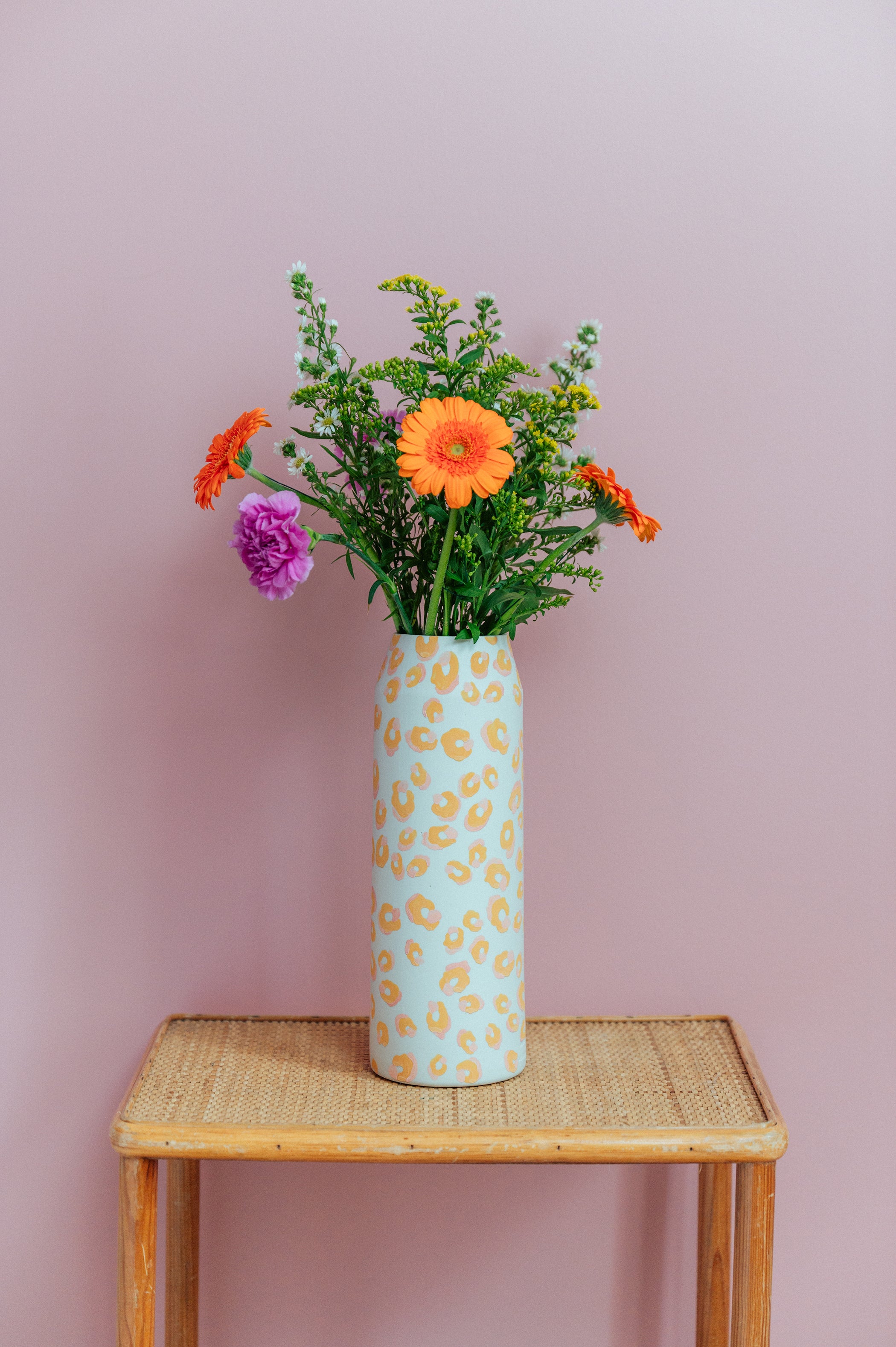 Vase haut motif léopard jaune et rose - ALMA