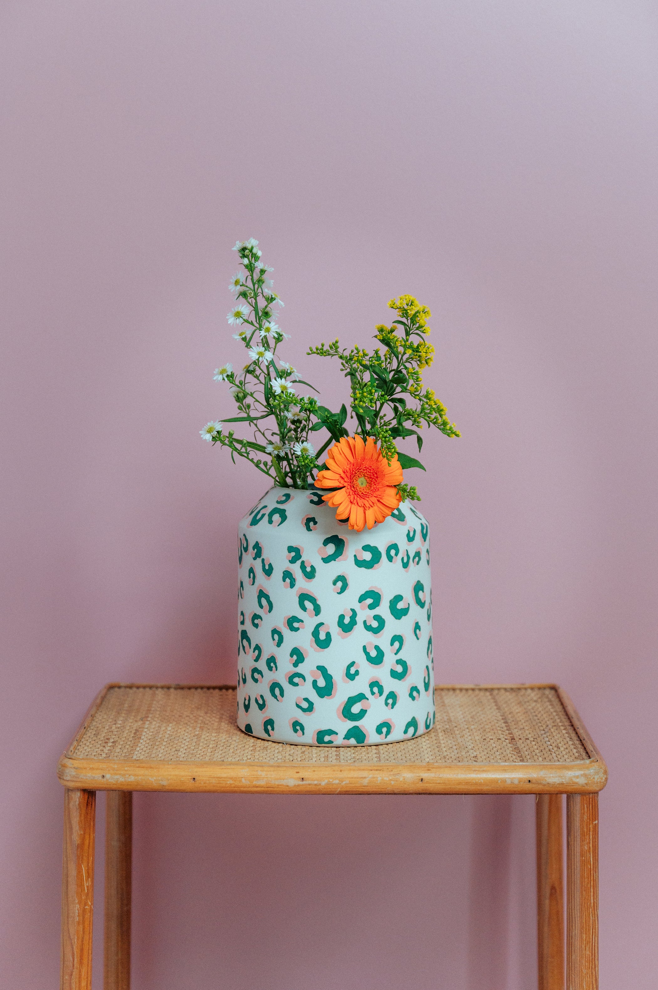 Vase bas motif léopard vert et rose - ALMA