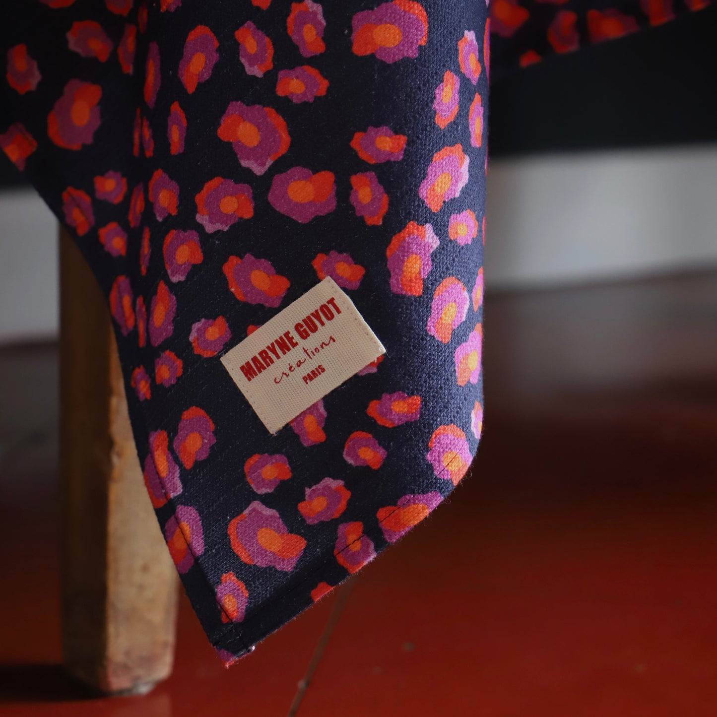 Nappe rectangulaire effet "Blue Jean" au motif léopard rose, rouge et violet