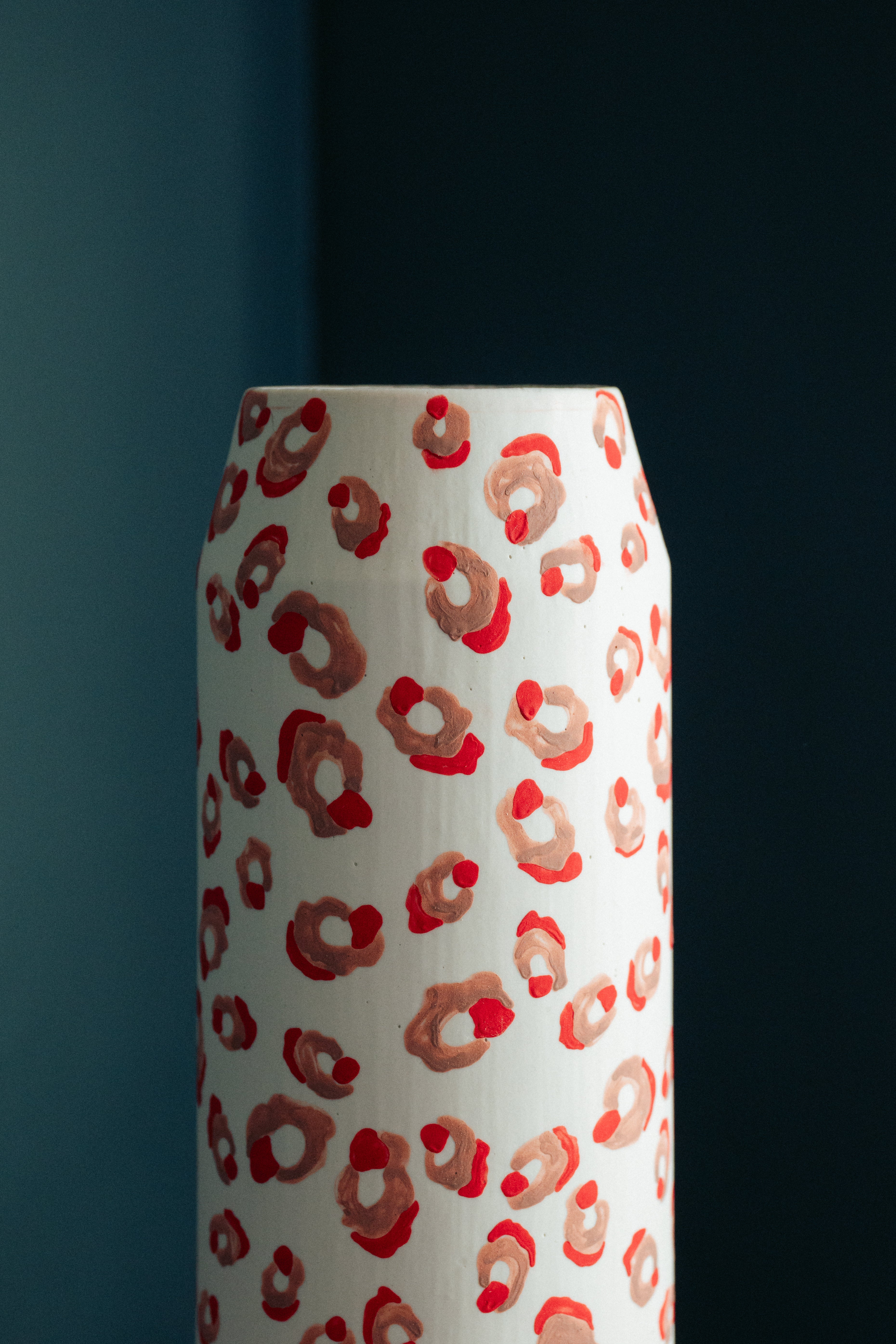 Vase haut motif léopard rouge et rose - ALMA