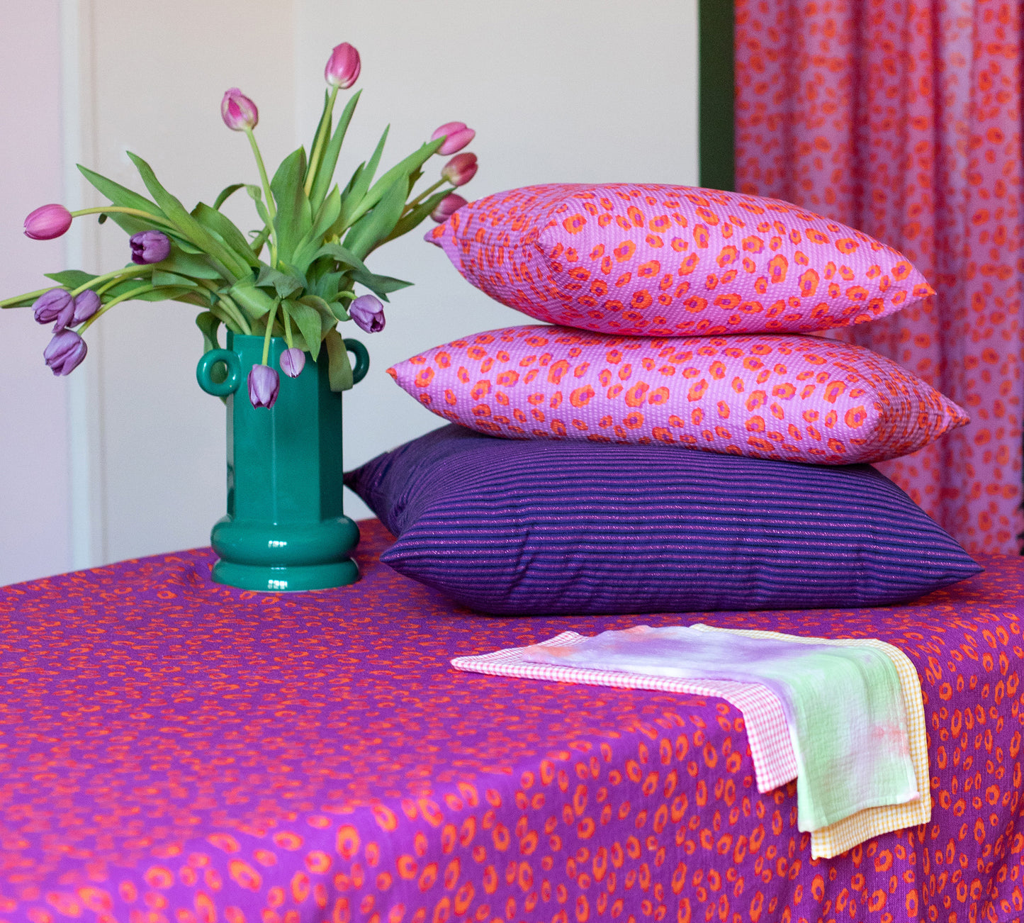 Coussin motif iconique léopard rose, violet et orange - GEORGES