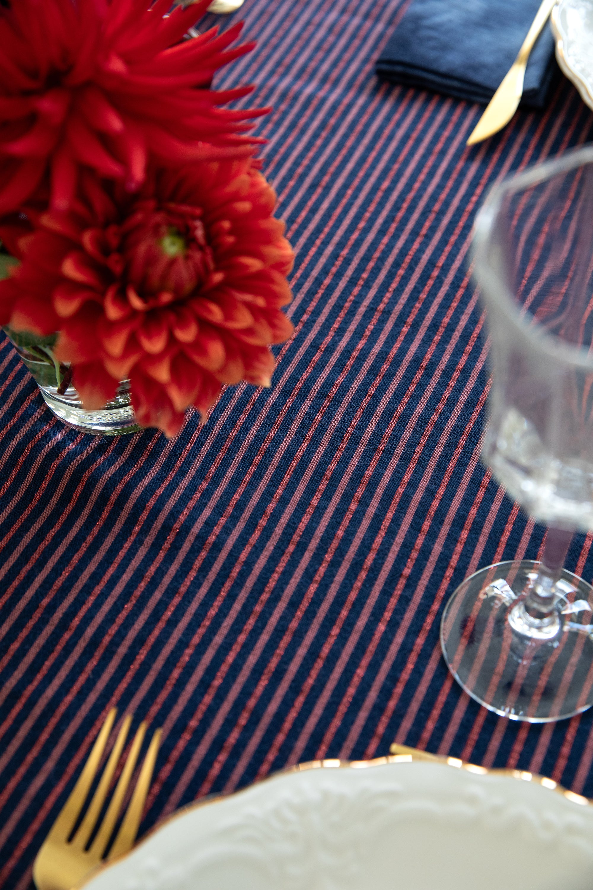 Nappe rectangulaire à rayures bleu marine et rouge