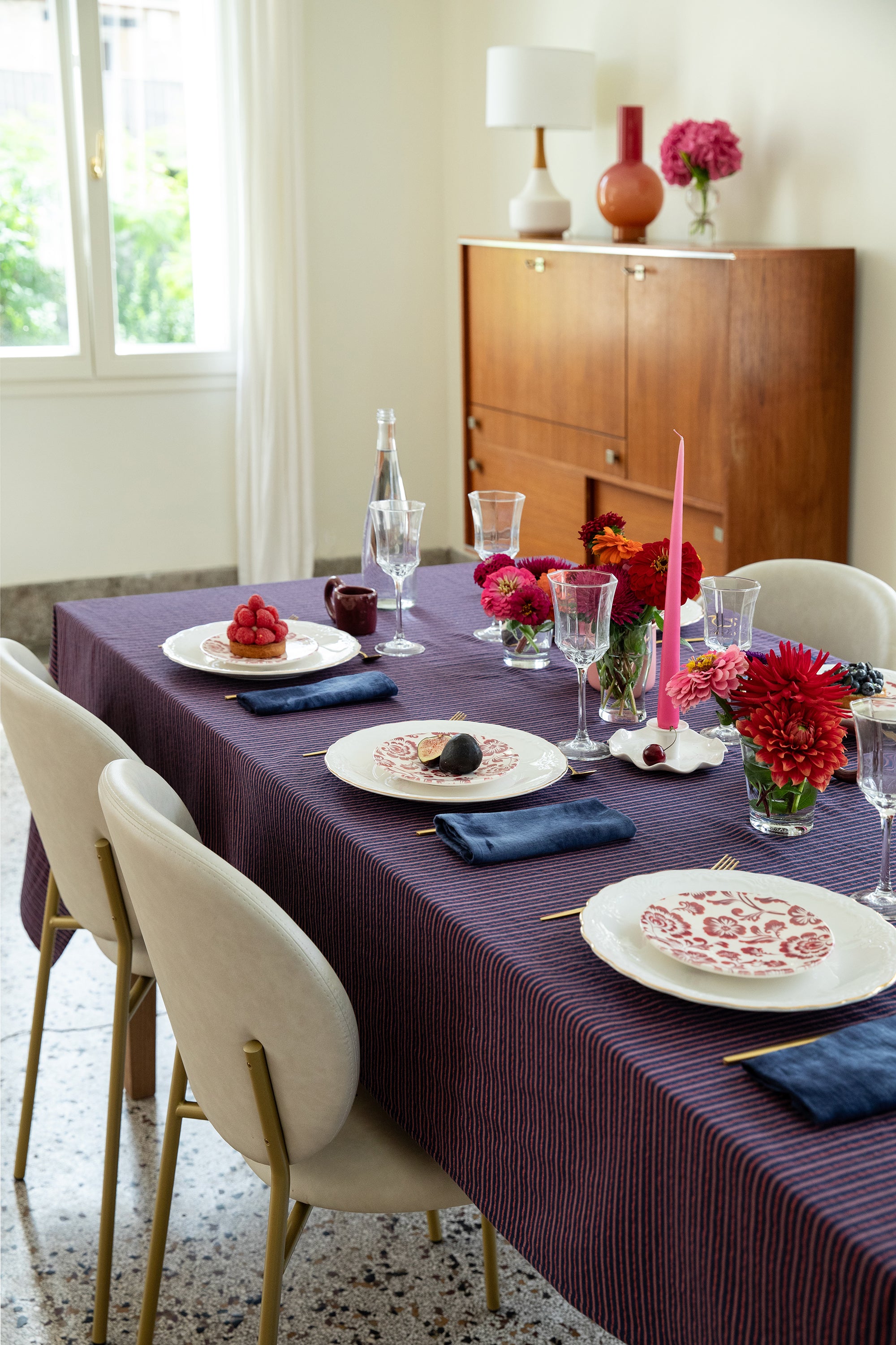 Nappe rectangulaire à rayures bleu marine et rouge