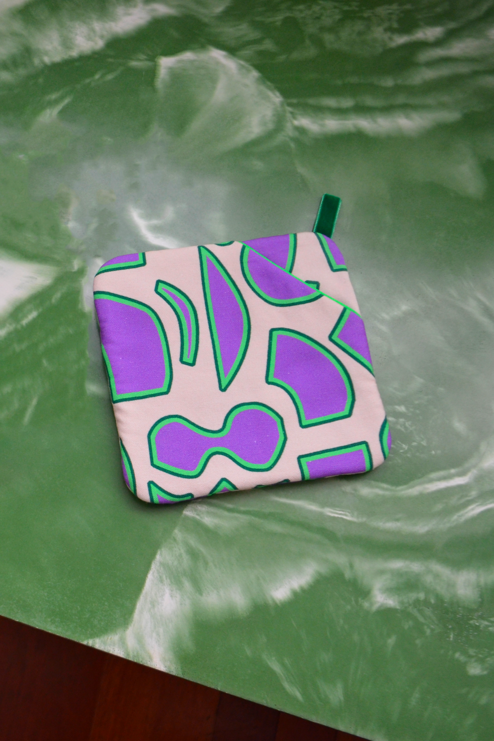 Manique de cuisine motif spiral violet et green