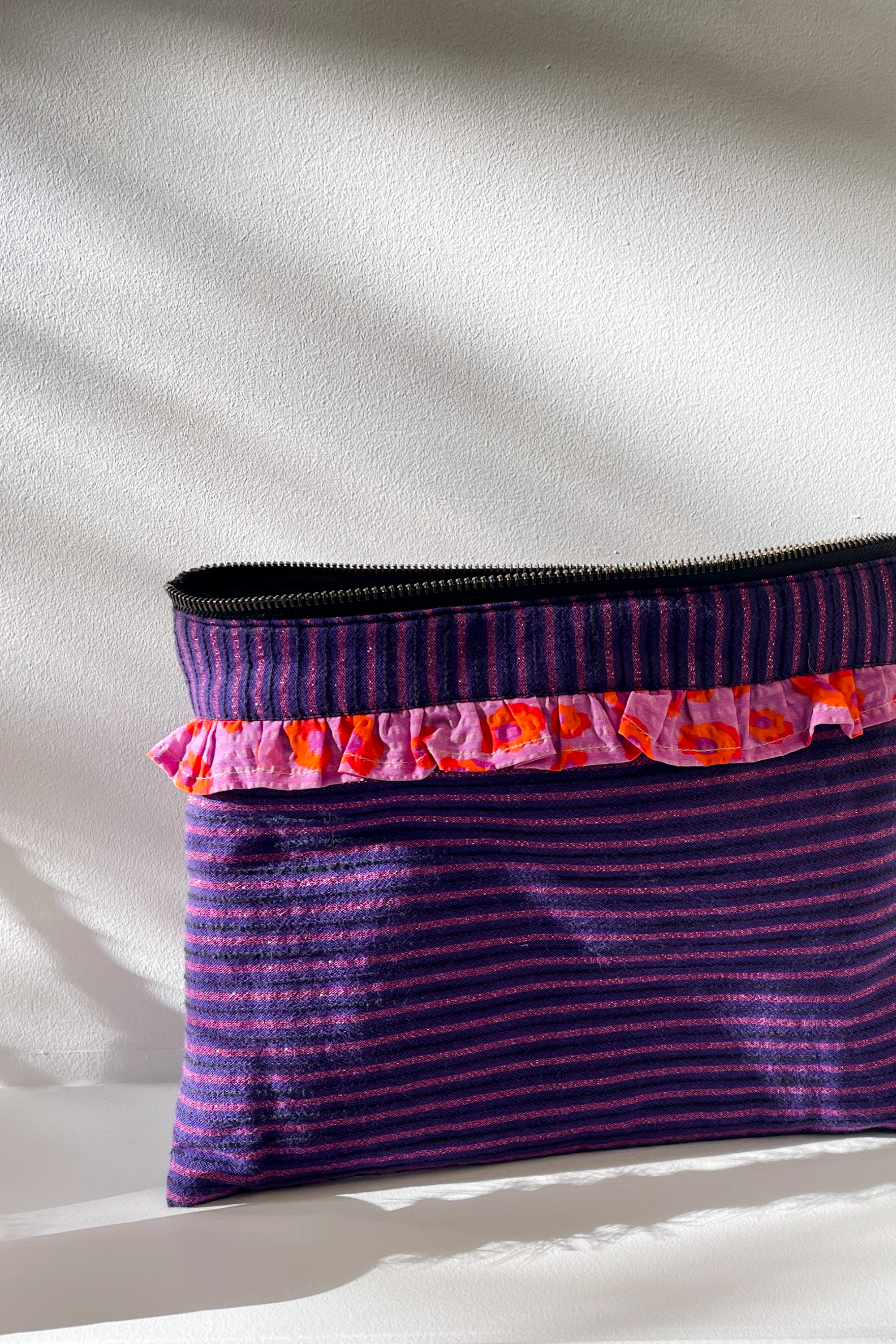 Trousse plate violette et froufou léopard rose