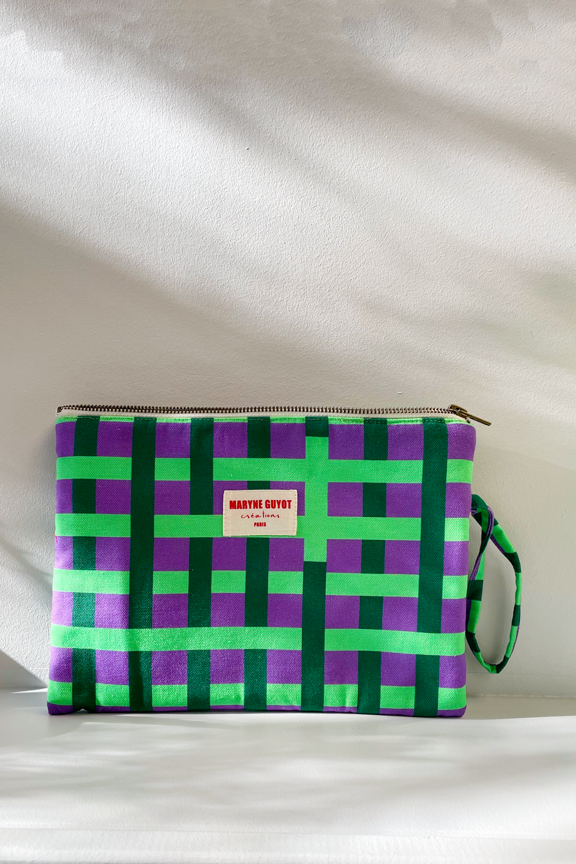 Trousse plate motif carreaux néon