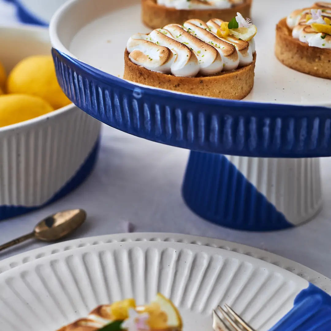 Plat à gâteau blanc et bleu en grès made in Portugal – Maryne Guyot  créations